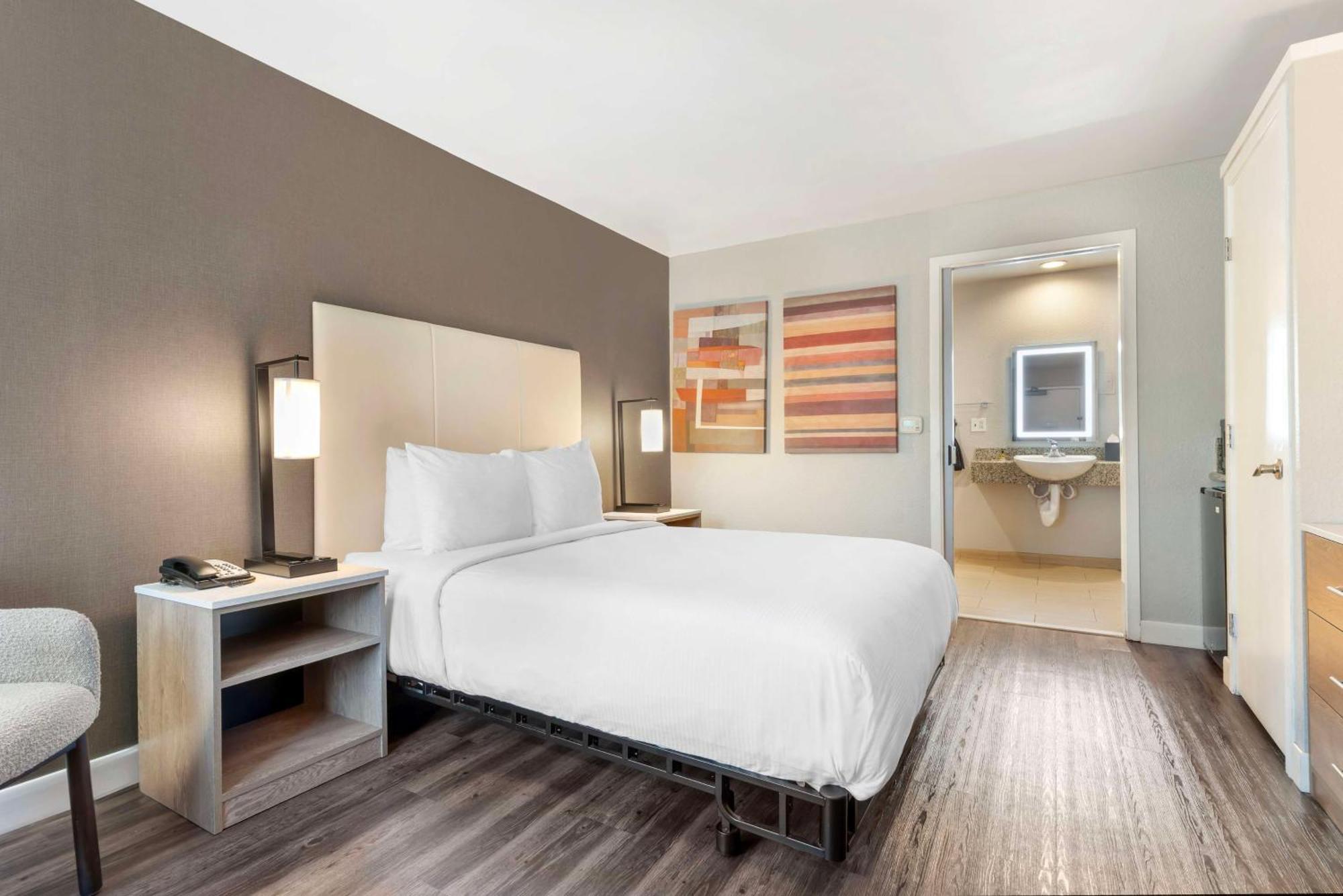 Queen Room with Roll-In Shower - Mobility Access