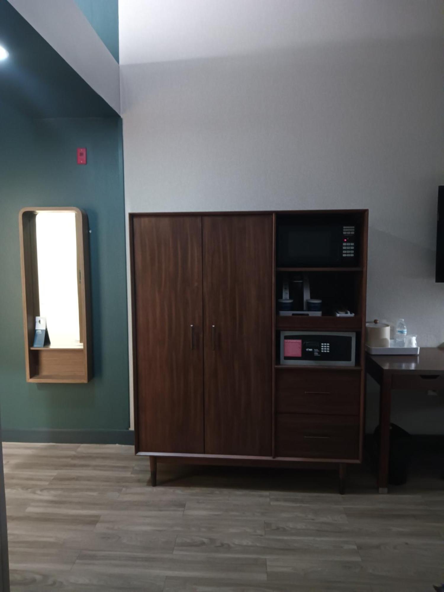 King Room with Roll-in Shower - Mobility and Hearing Accessible