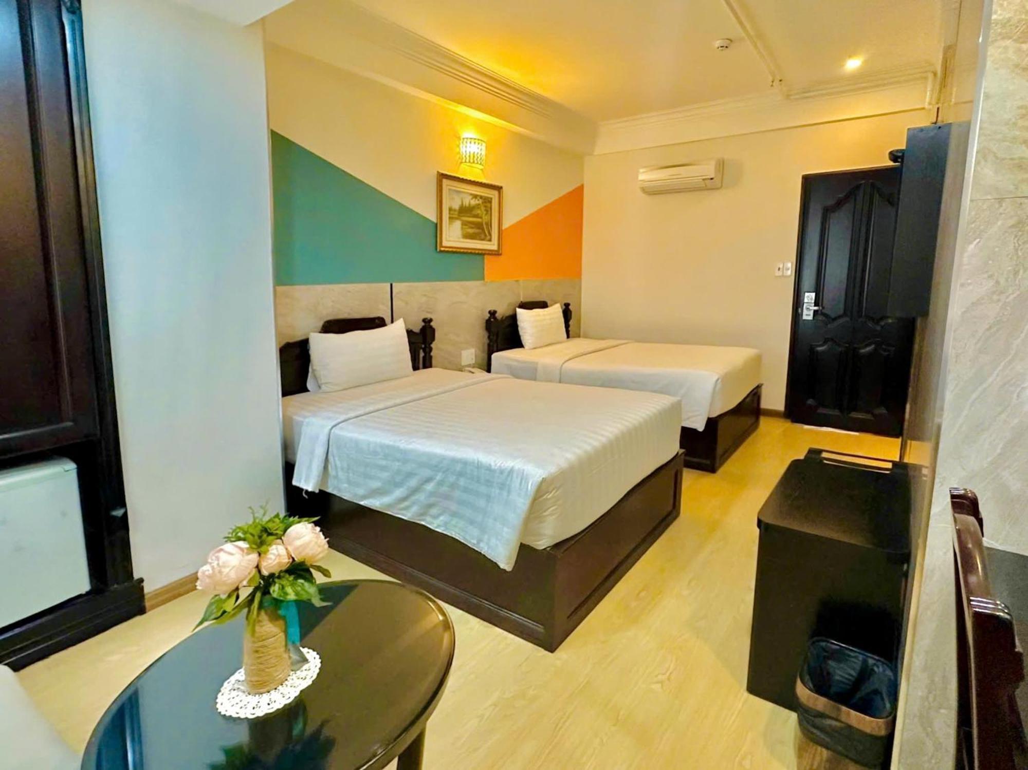 Suite Twin Room with Window