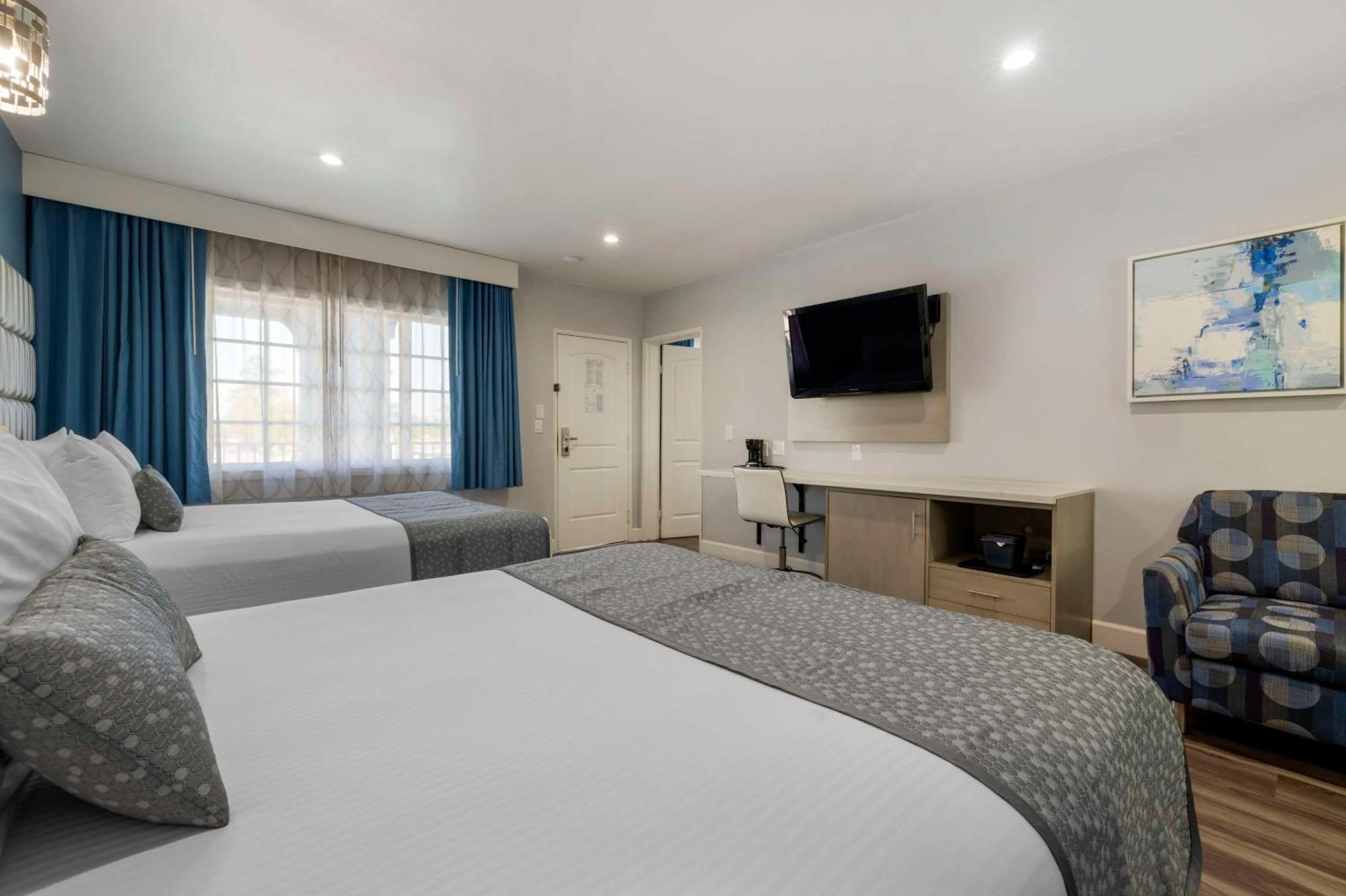 Family Room with Two Queen Beds and One Double Bed - Non-Smoking