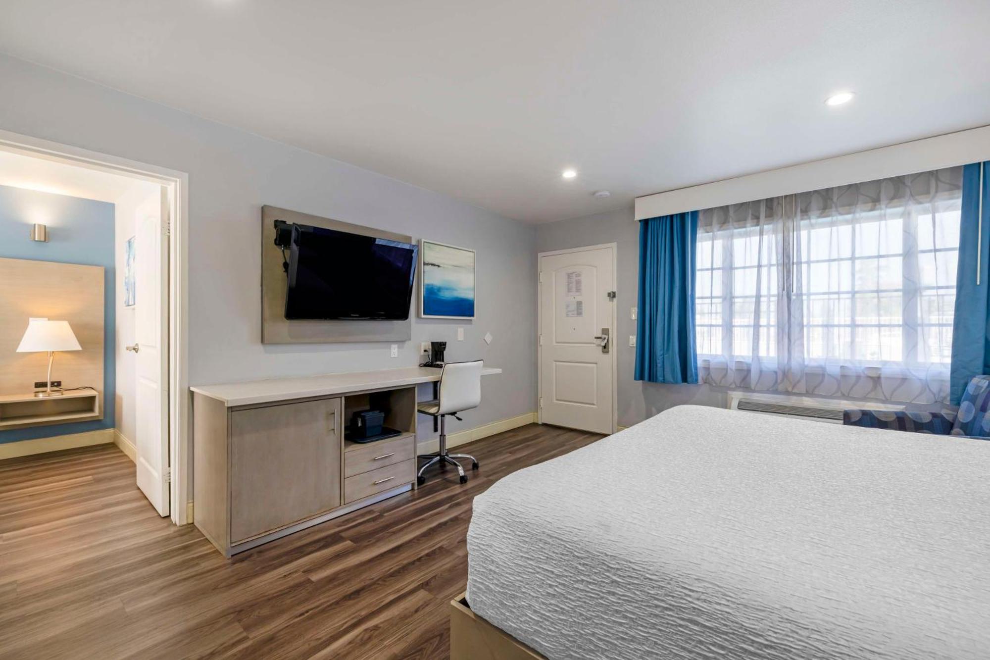 Quadruple Room with One King Bed and One Queen Bed - Disability Access/Non-Smoking