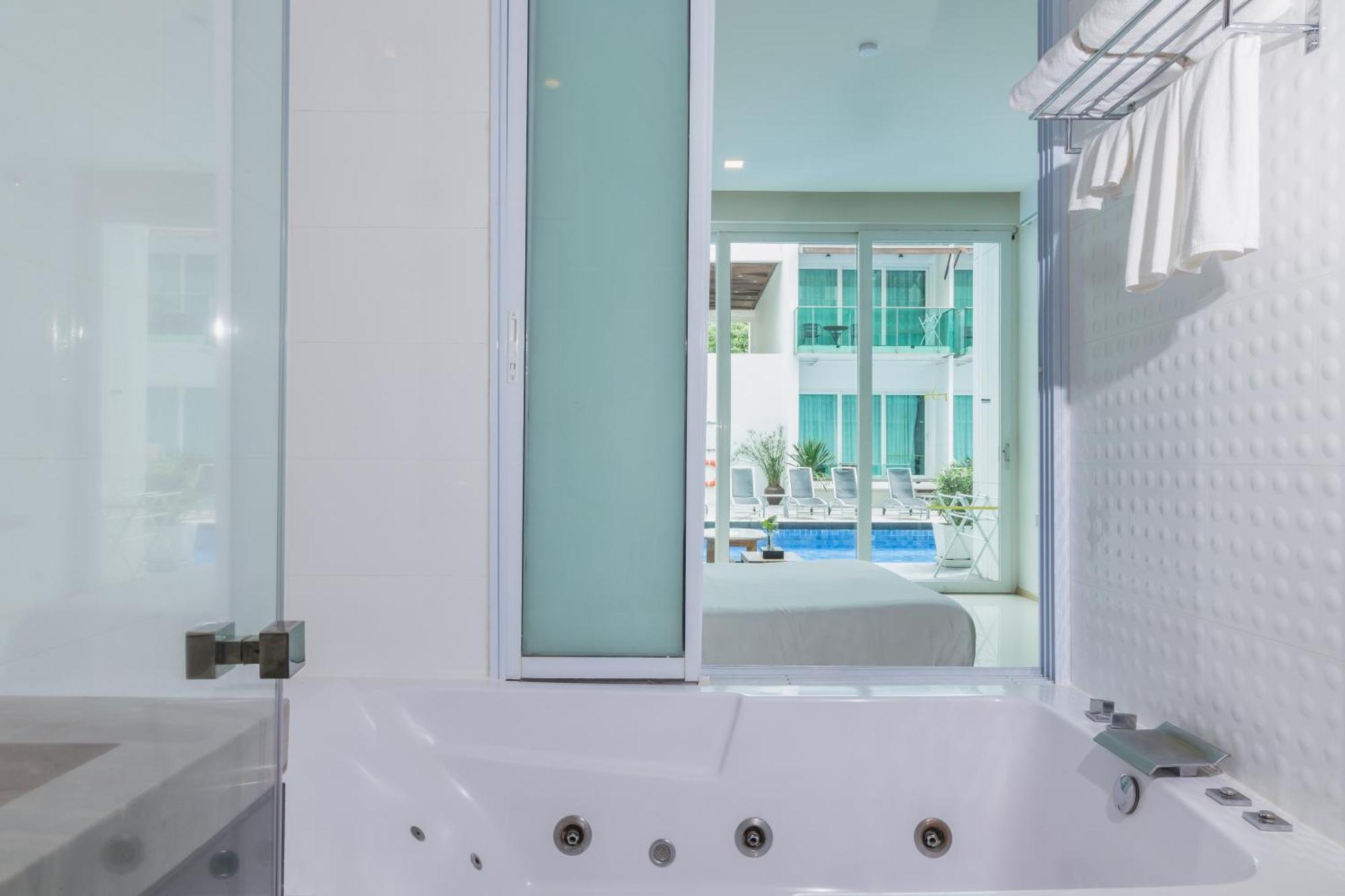 Deluxe Pool View
