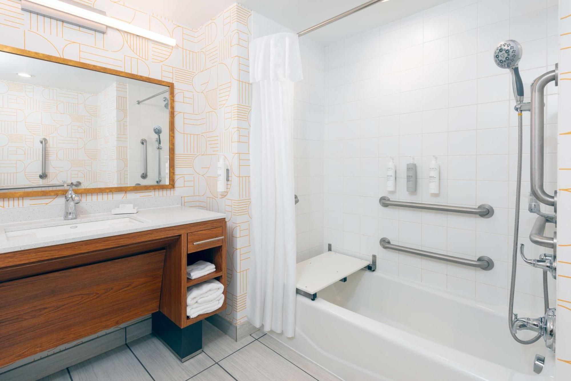 King Studio Suite - Mobility Access/Non-Smoking