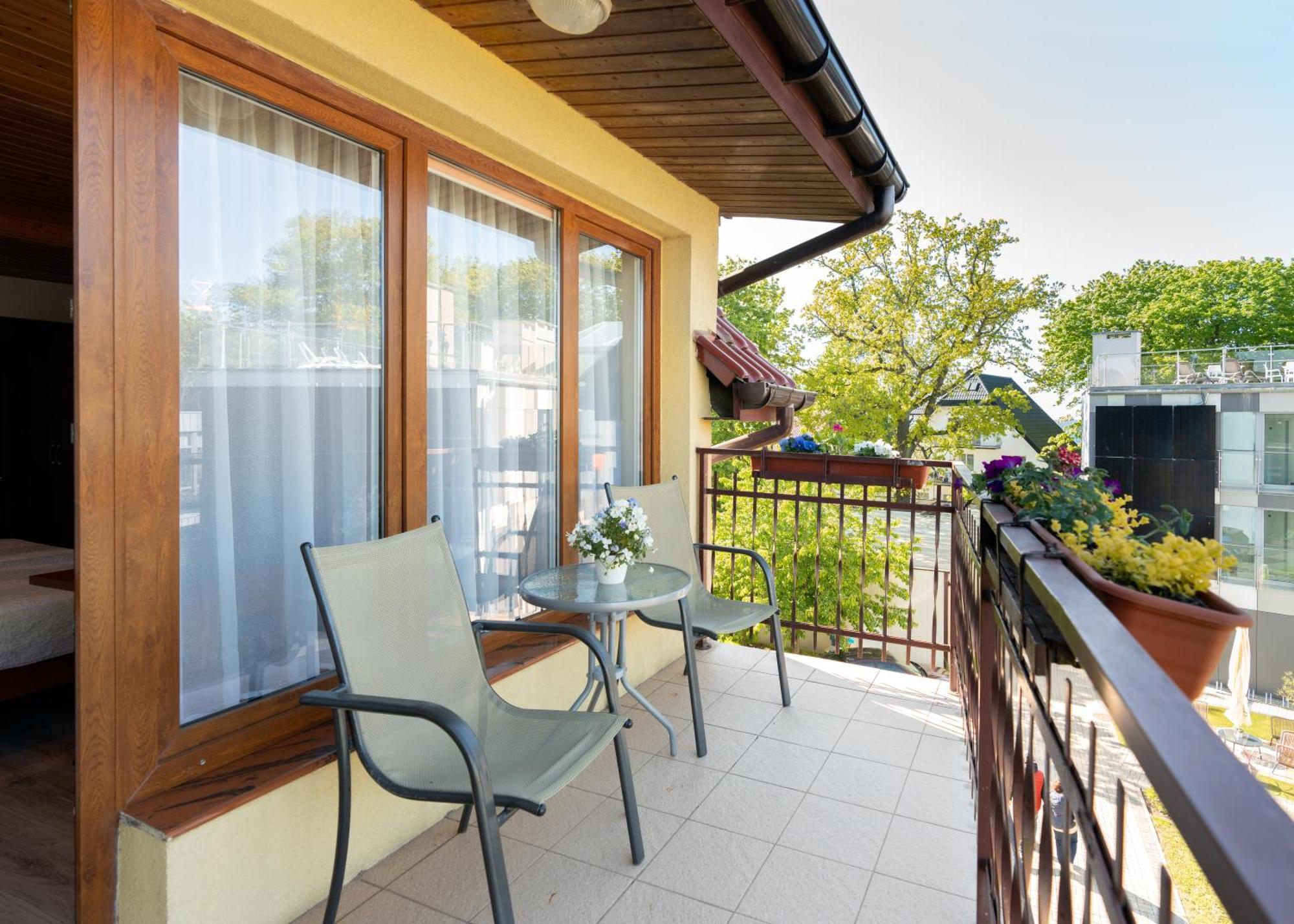 Zimmer mit Queensize-Bett und Gartenblick