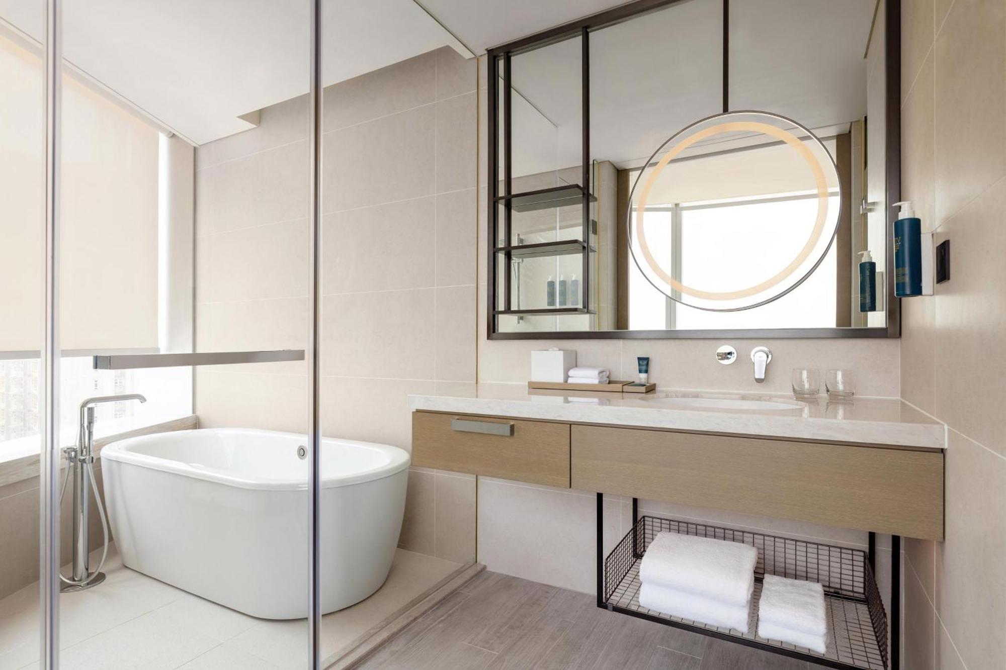 Executive Oceanview Suite 1 King