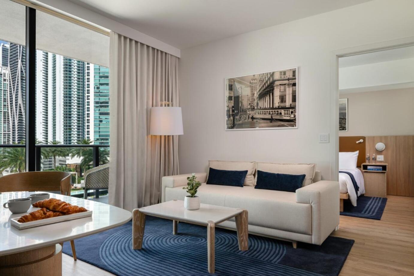Suite de 1 dormitorio con 2 camas y vistas a la ciudad