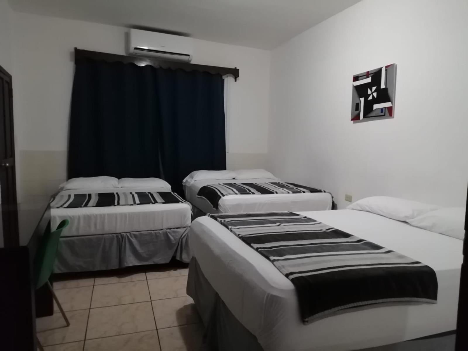 Habitación Triple Básica con baño compartido