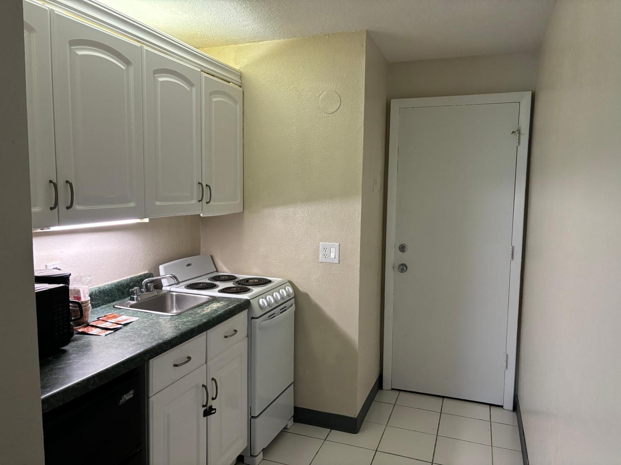 Deluxe Double Kitchenette