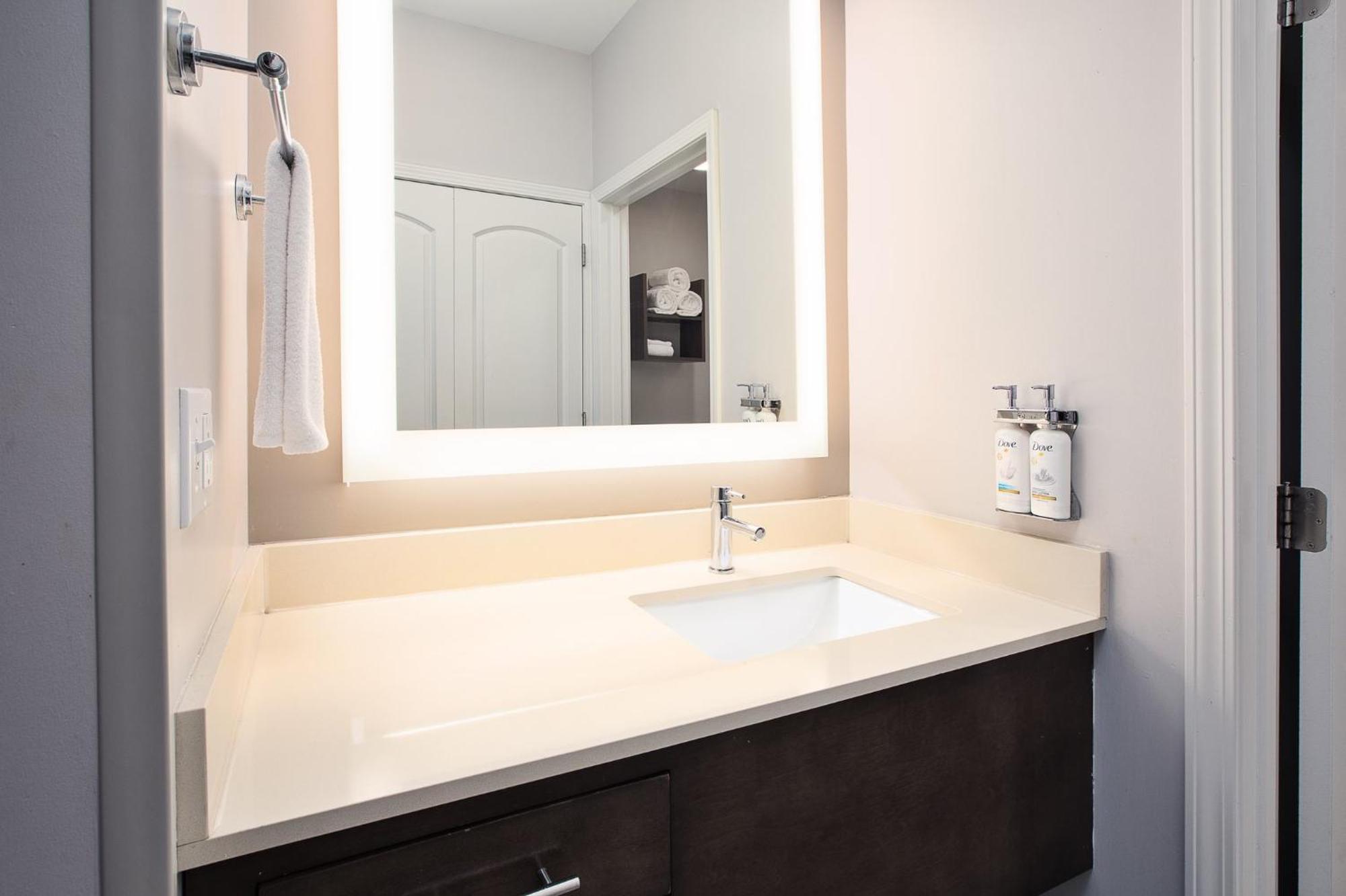 Queen Studio Suite with Bath Tub - Mobility Accessible - Non-Smoking