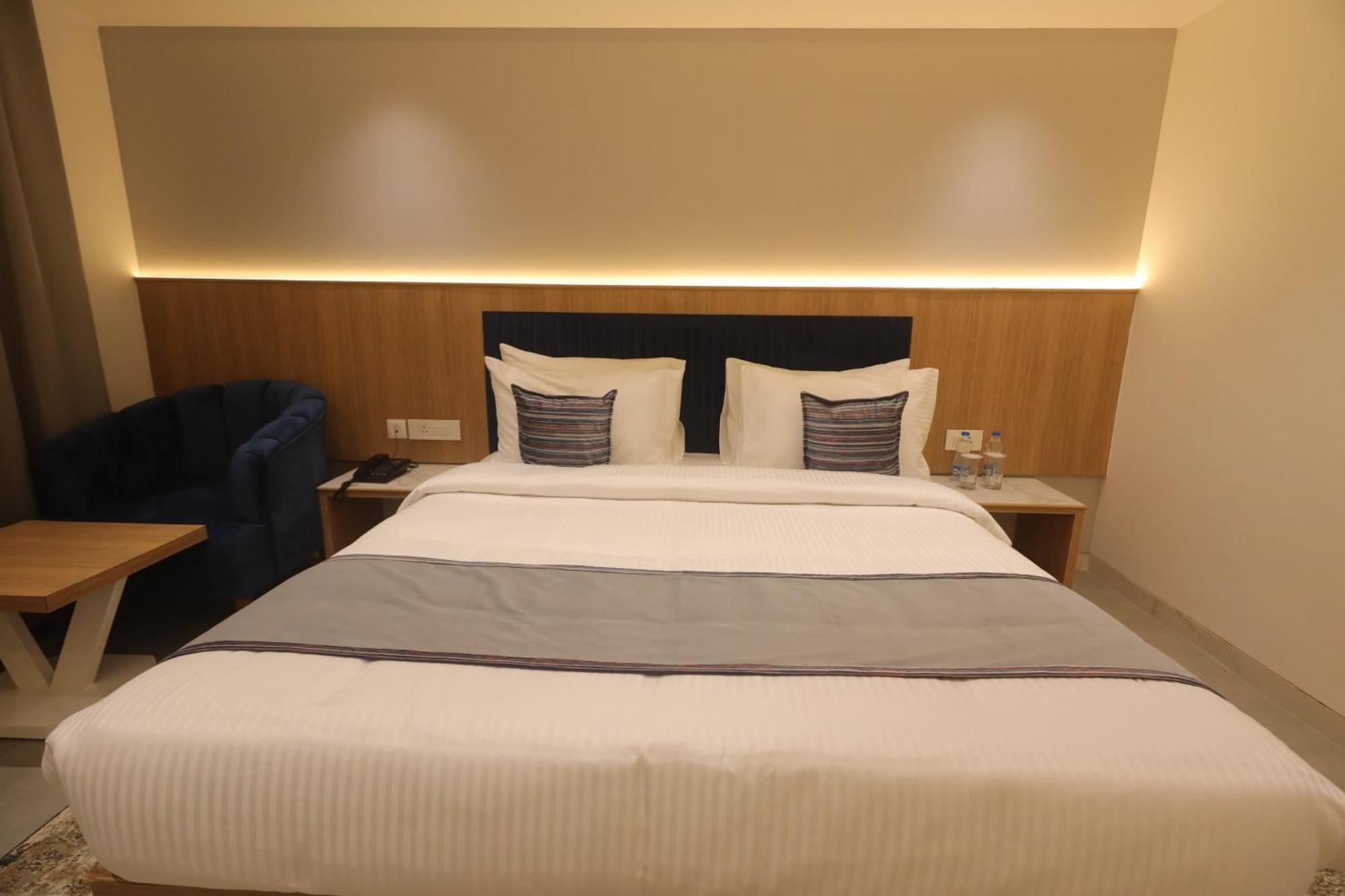 Deluxe Room (2 Adults + 1 Child)