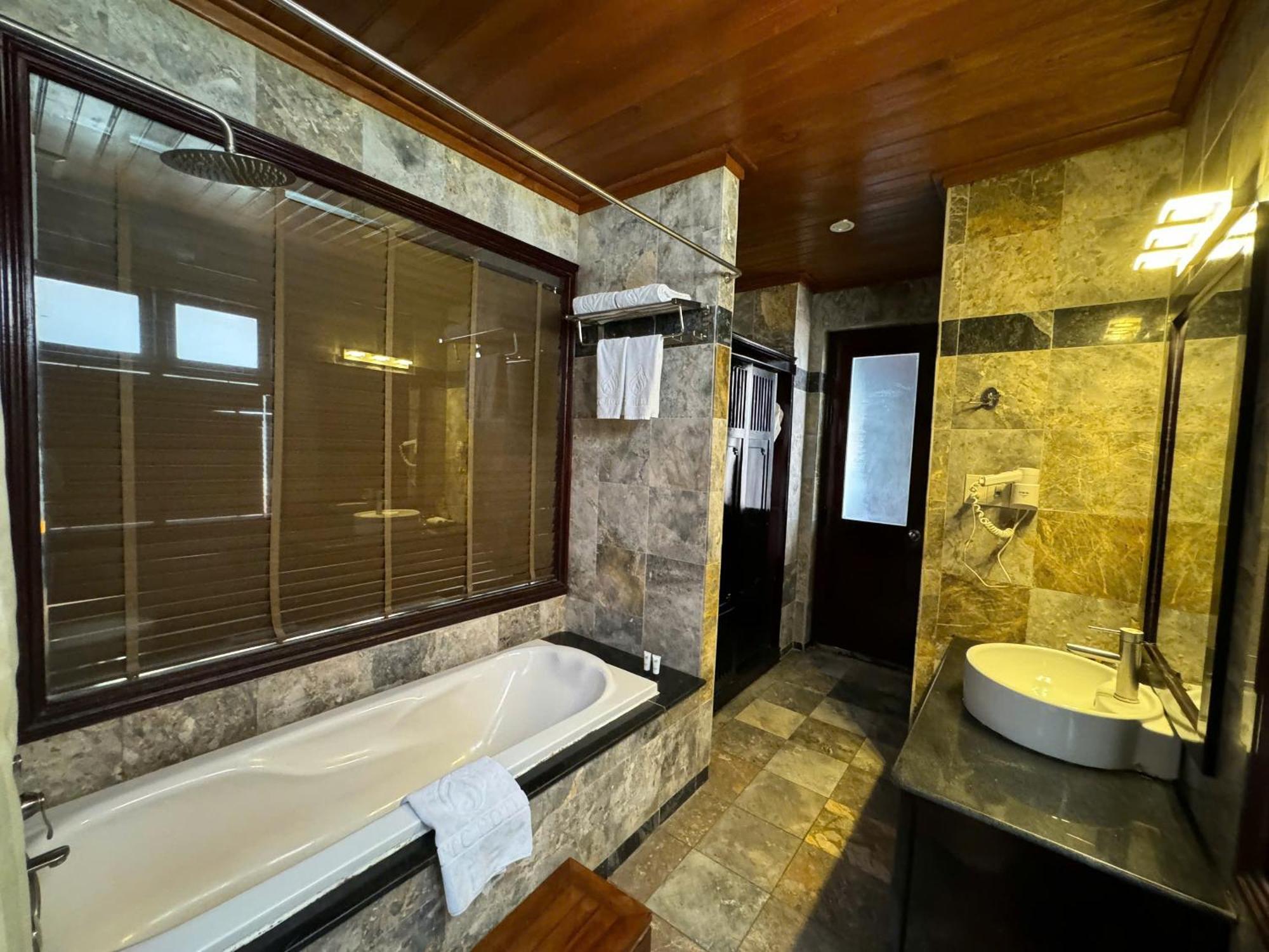 Suite Nhìn ra Hồ bơi