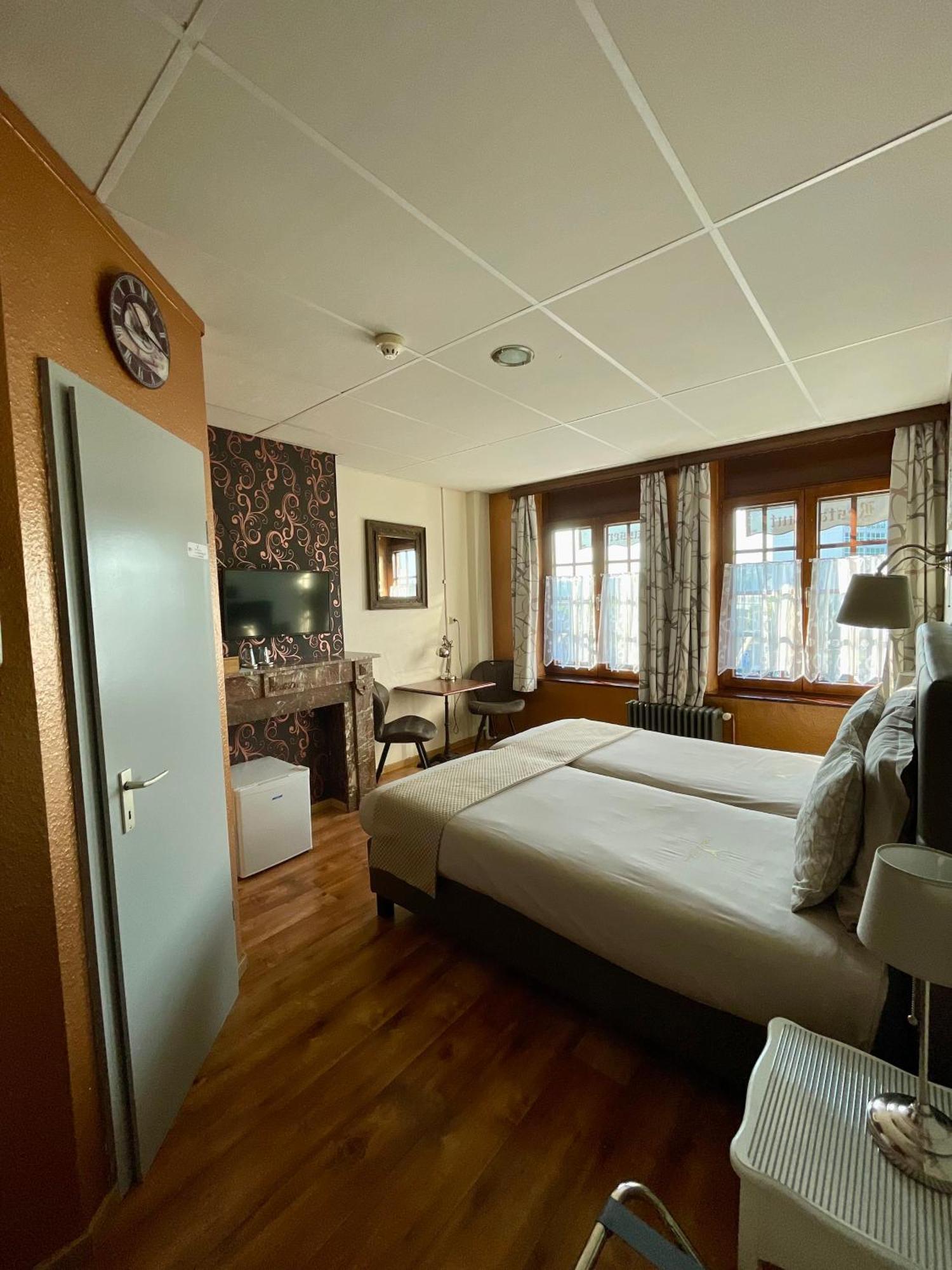 Tweepersoonskamer met 2 Aparte Bedden en Eigen Badkamer