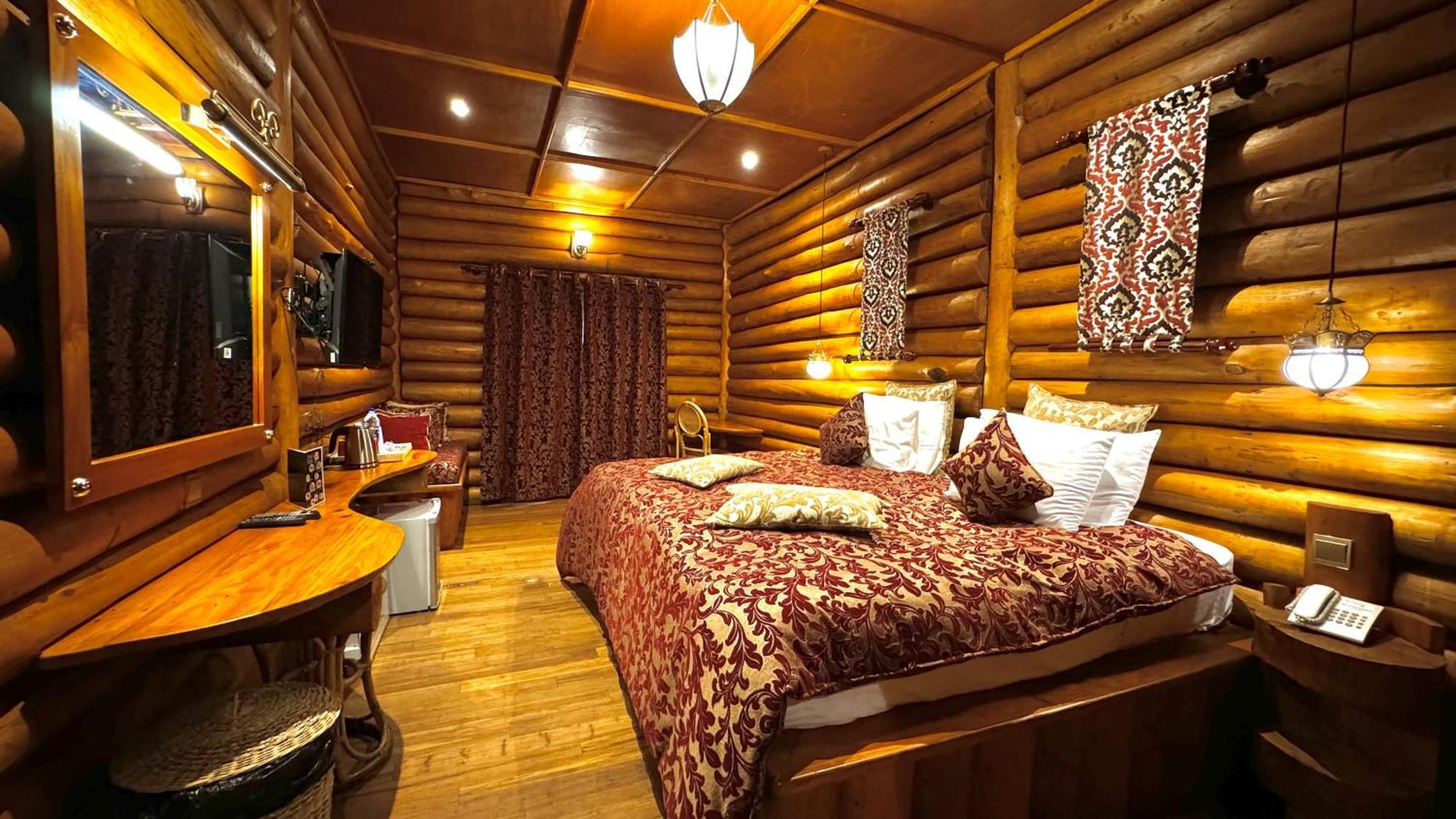 Deluxe Double Room (2 Adults + 1 Child)