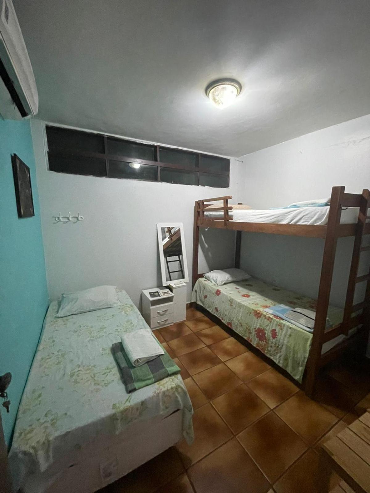 Quarto Triplo Básico com Banheiro Compartilhado