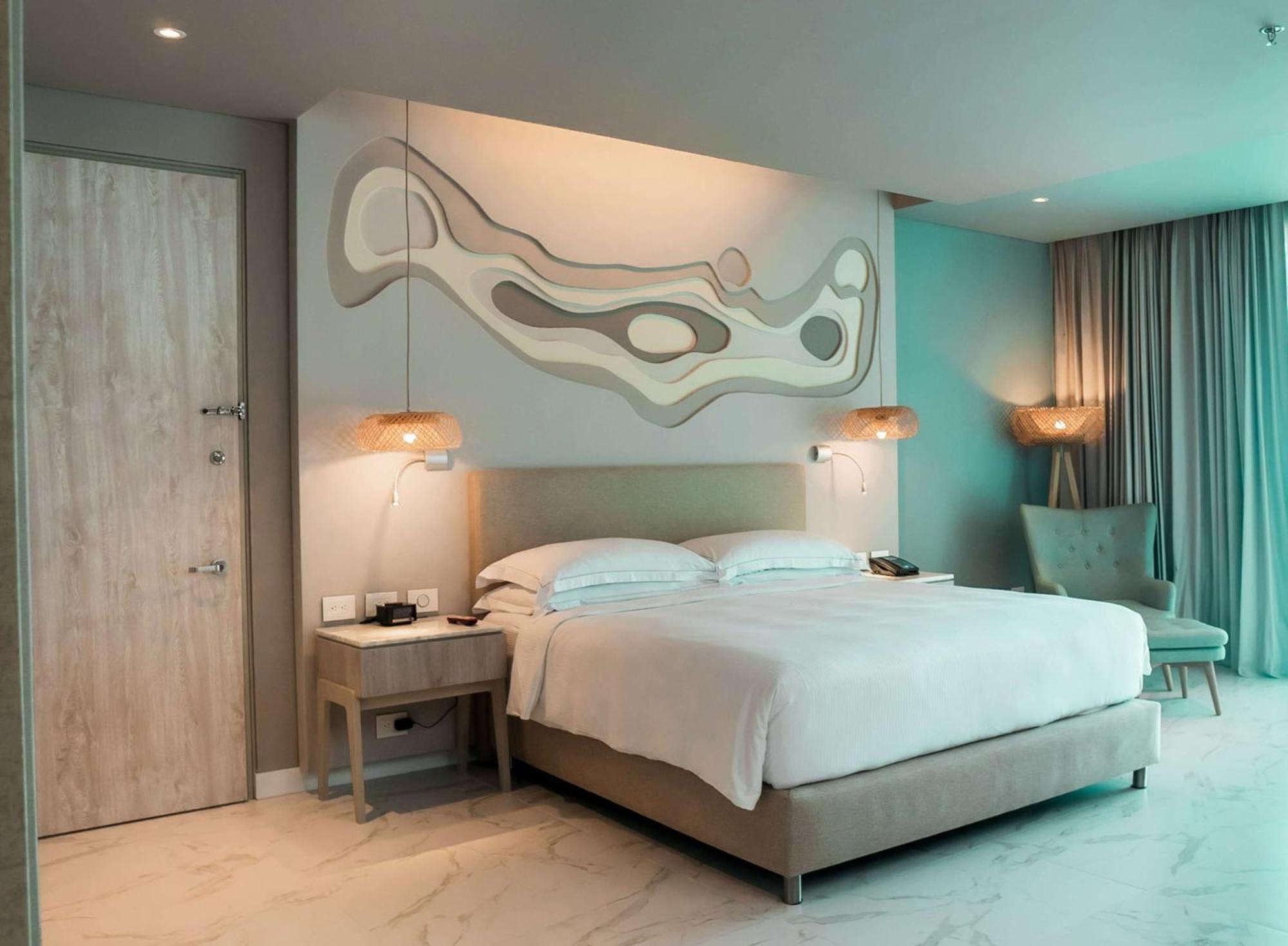 King Room with Roll in Shower - Mobility Accessible