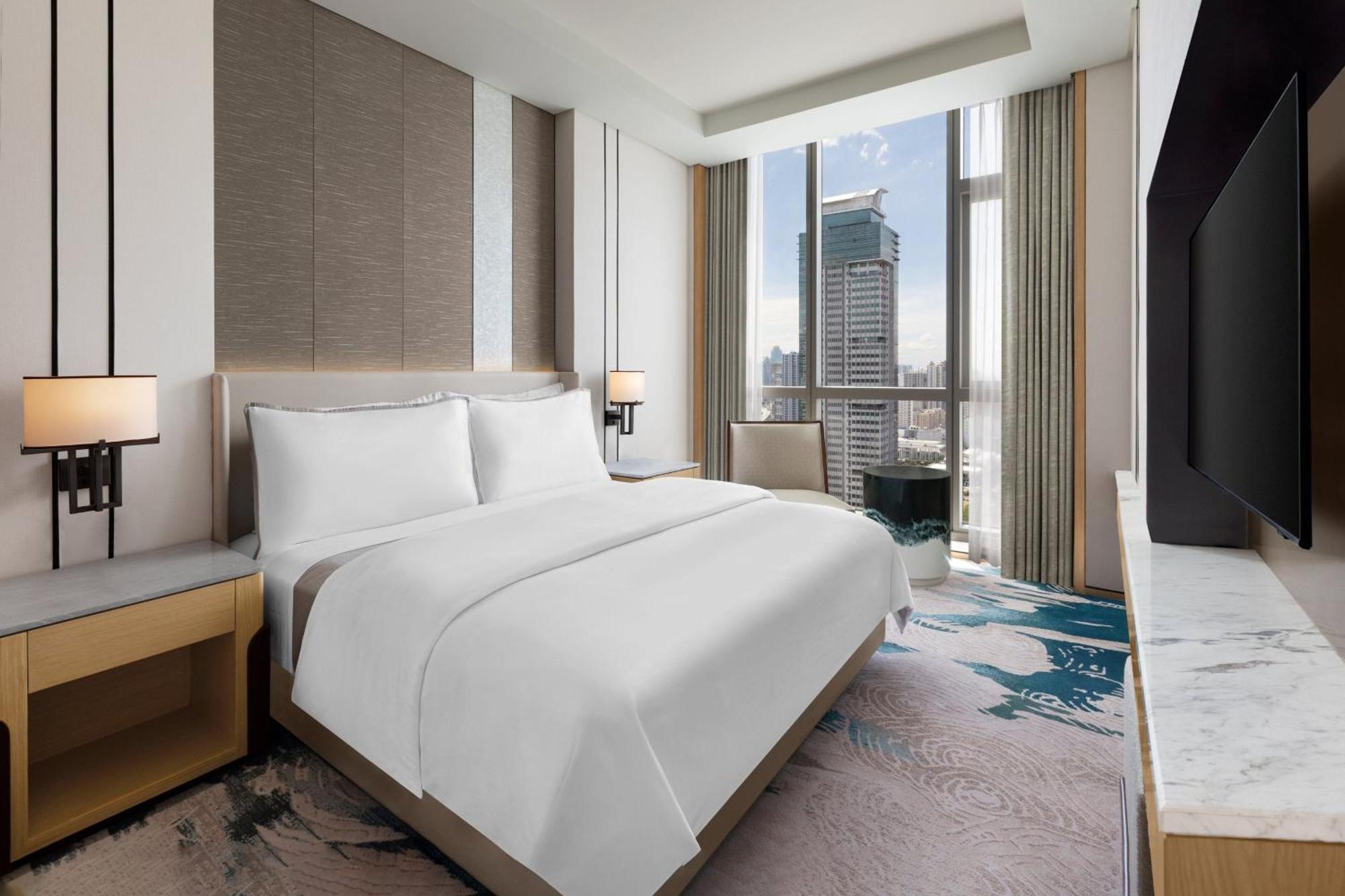 Deluxe King Suite - Club Lounge Access