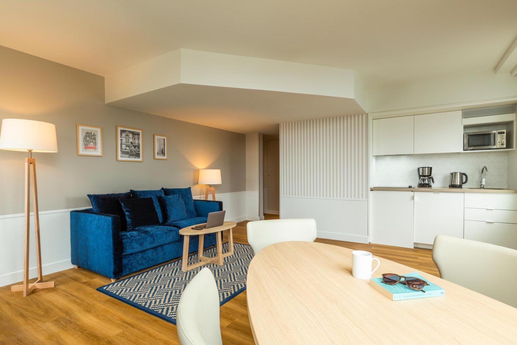 One-Bedroom Apartment View on Eiffel Tower