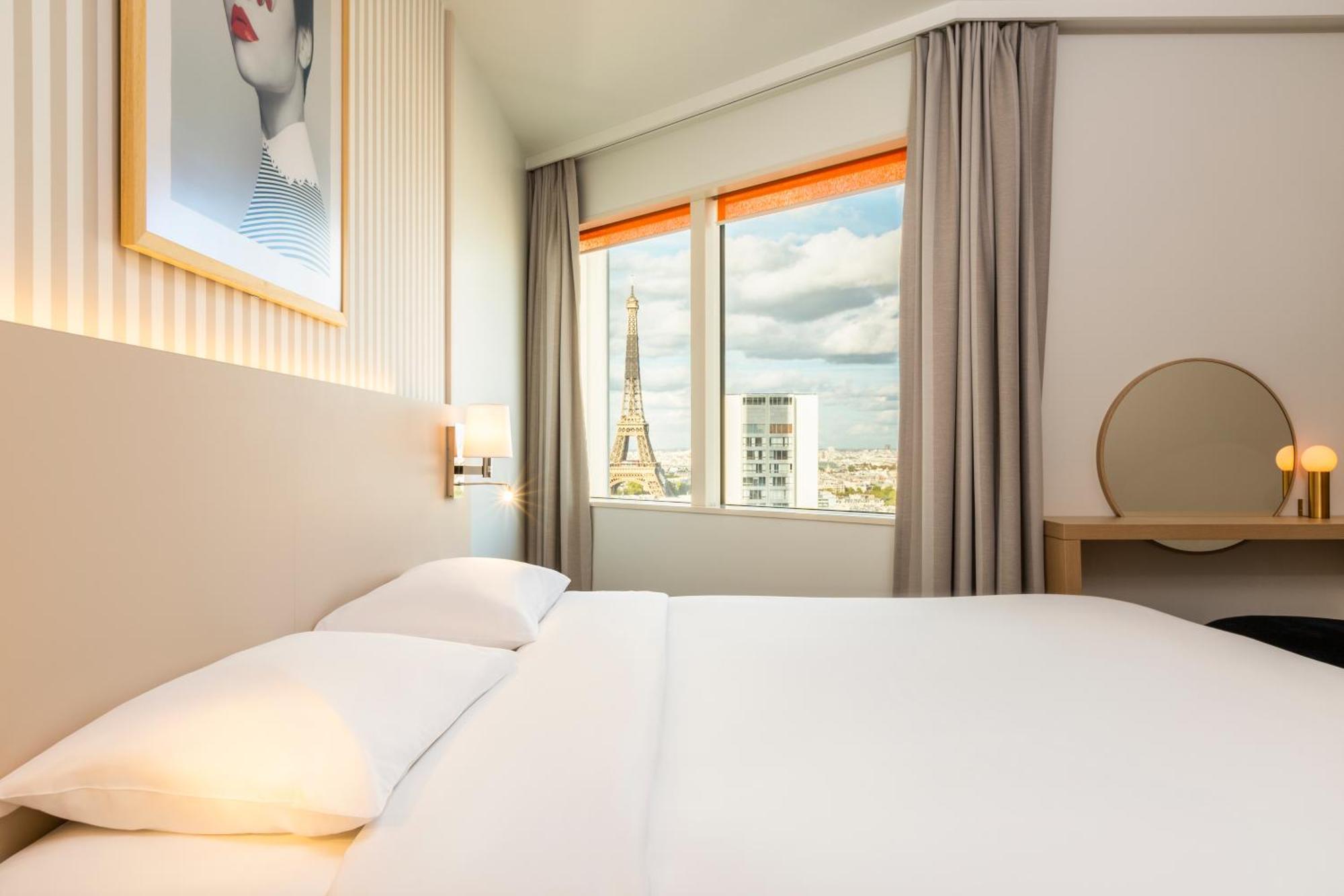 Studio Eiffel Tower View