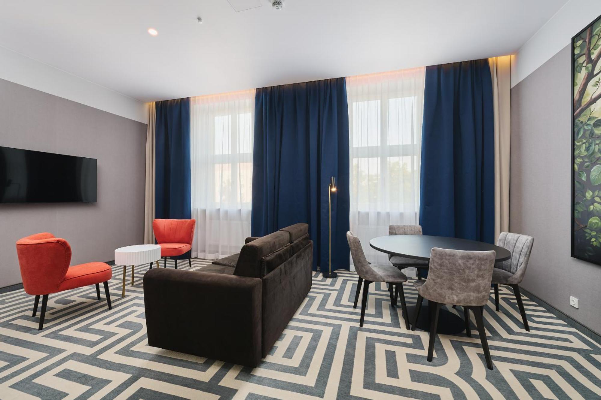 Queen Suite with Sofa Bed and City View - Non-Smoking