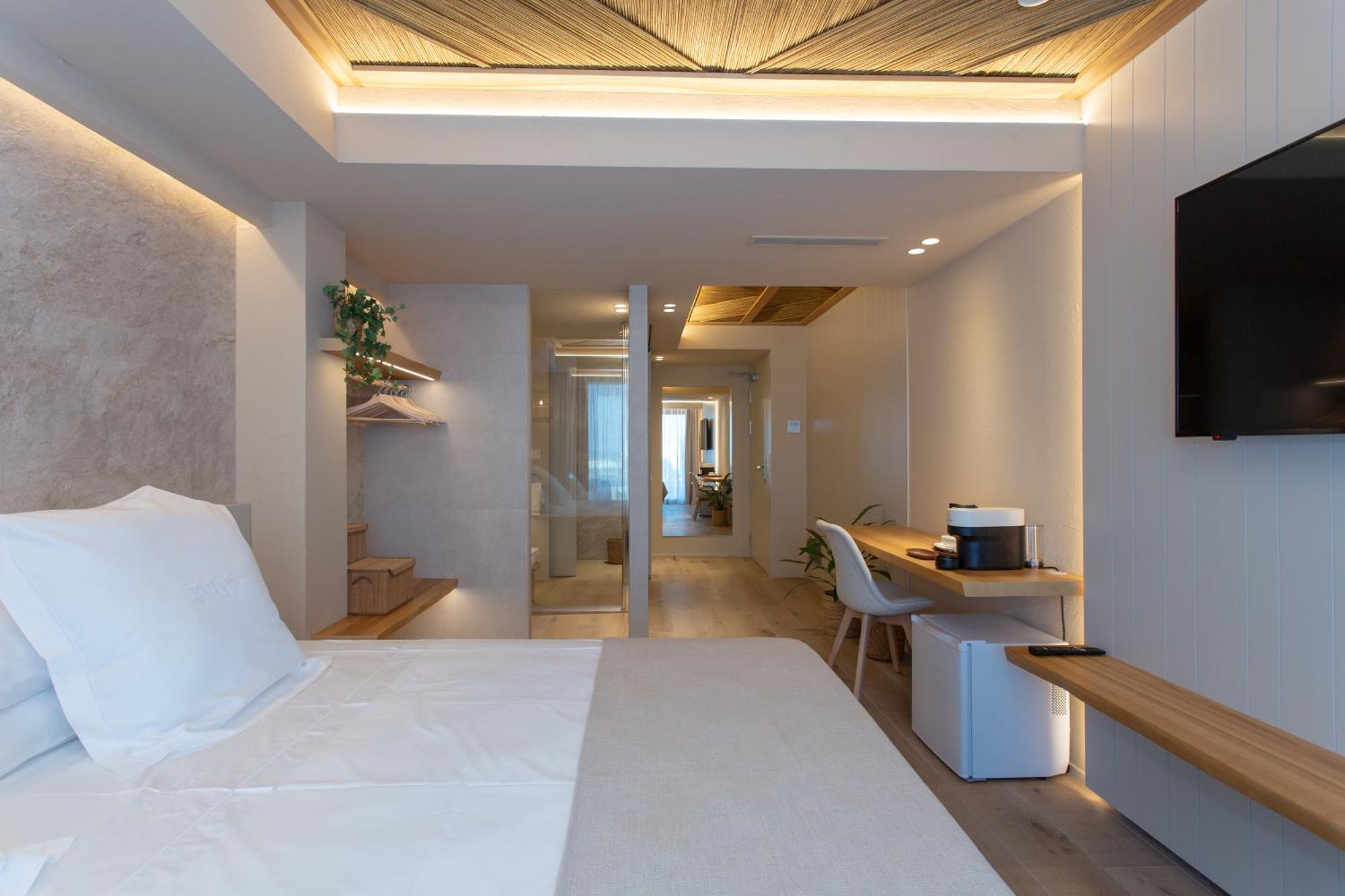Deluxe Double Room with Balcony and Sea View