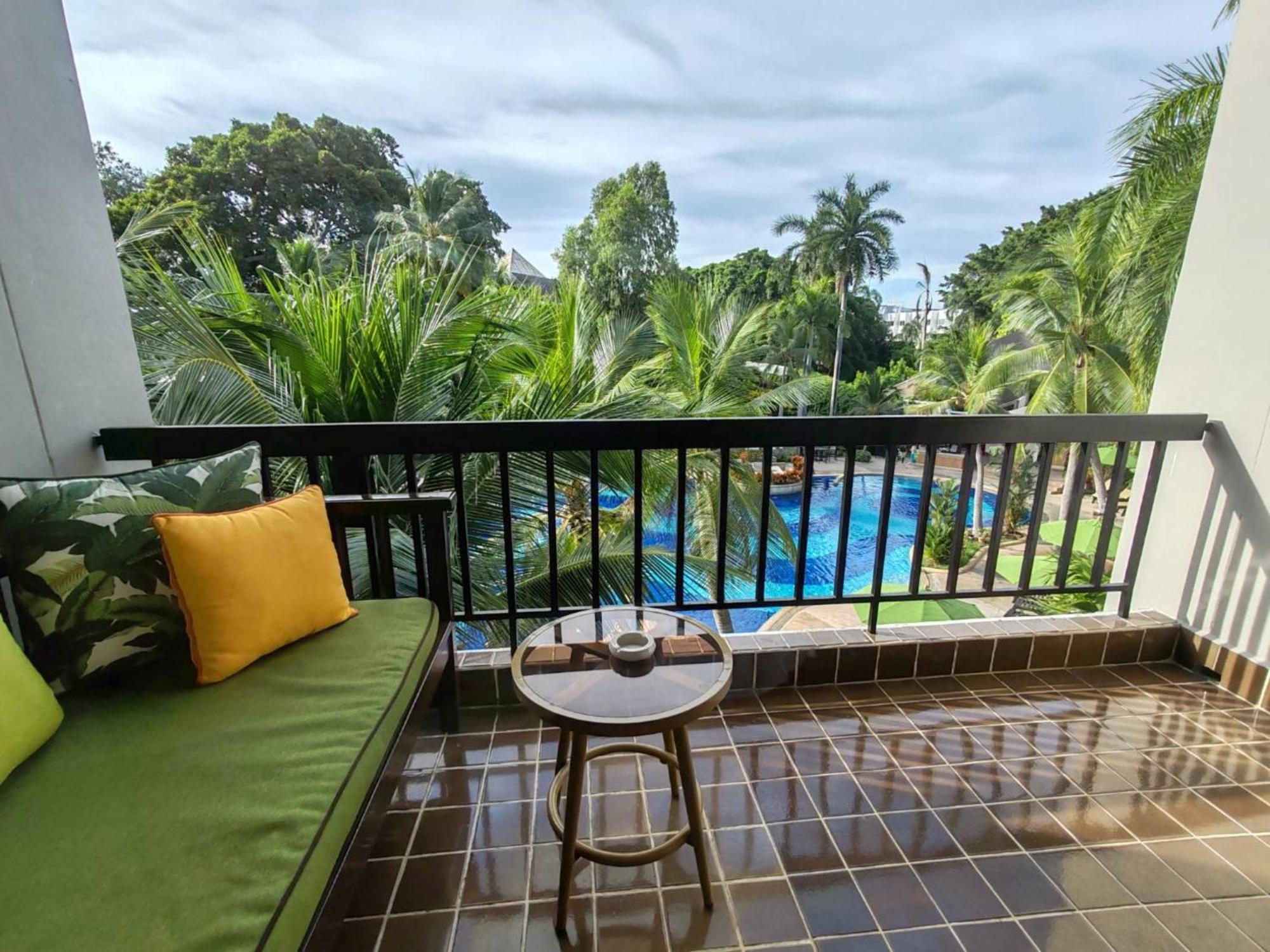 Tropical Deluxe Pool King Bed,1614777779:JPEG