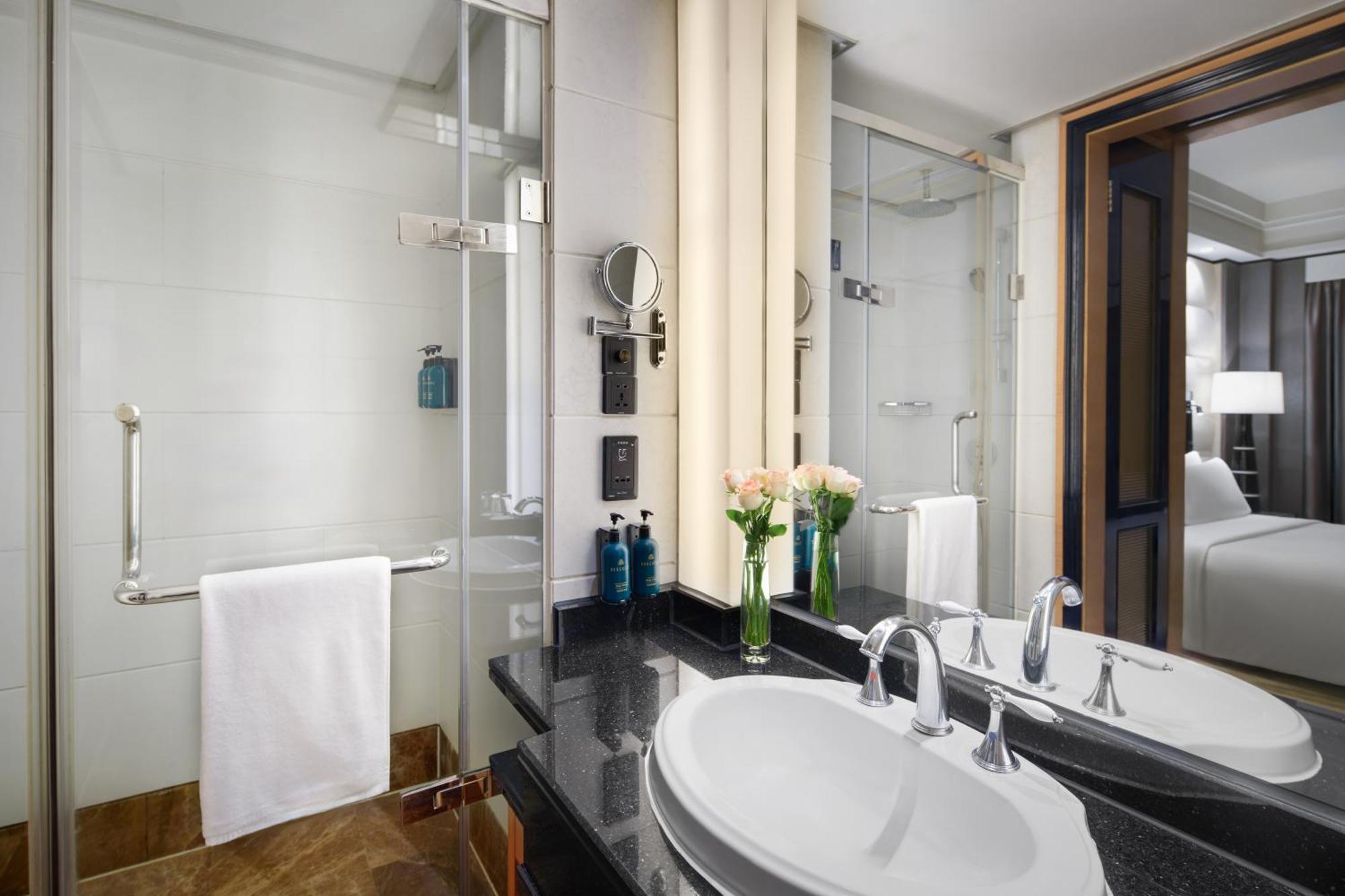 One-Bedroom Suite Lounge Access