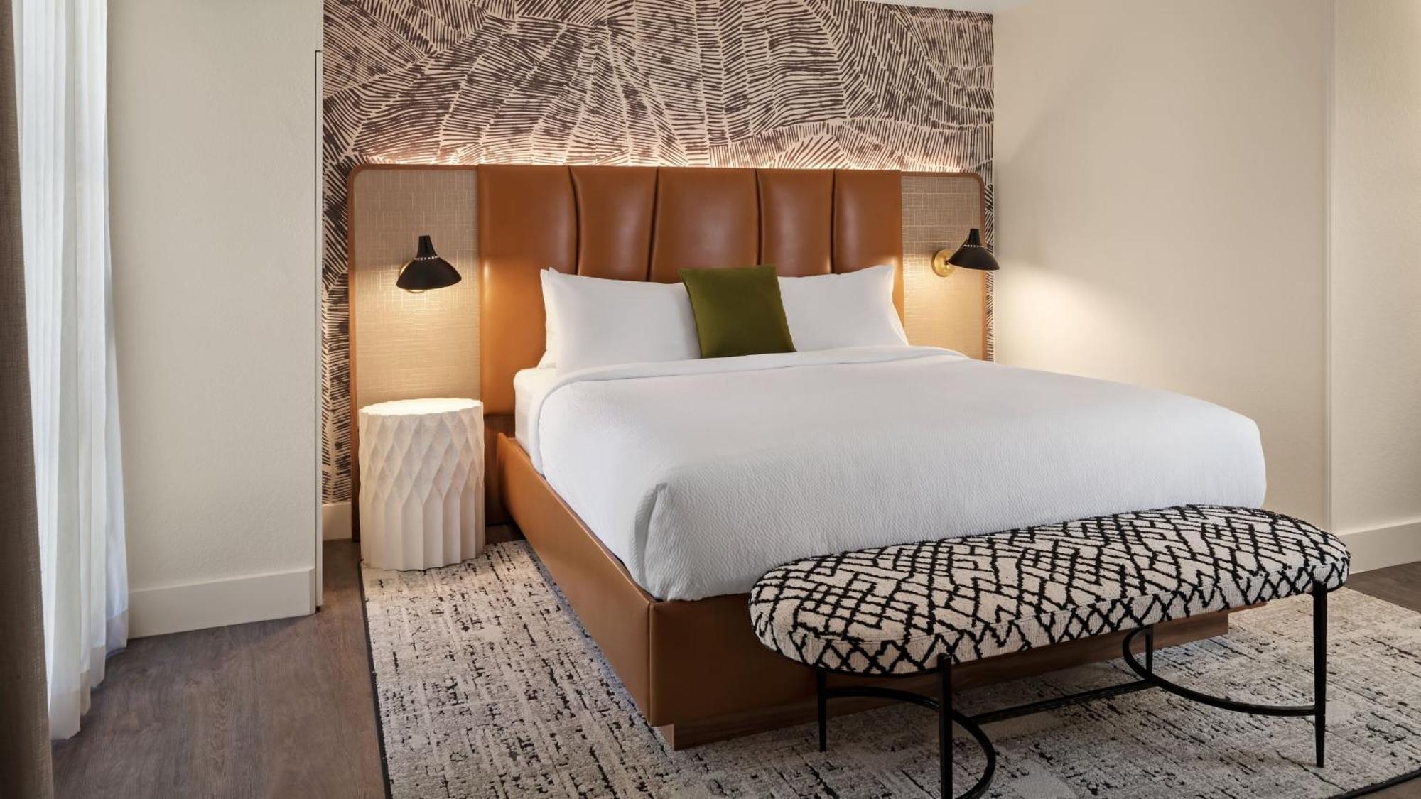 Suite de 1 dormitorio con cama grande y sofá cama