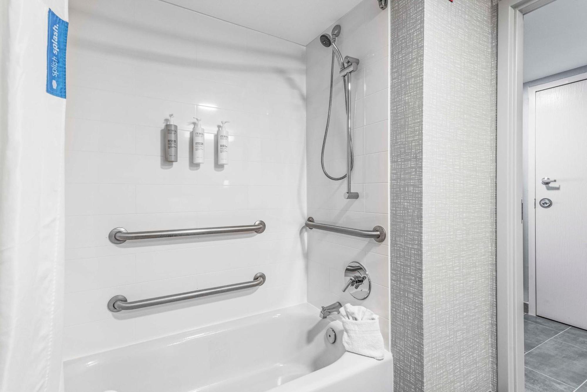 Queen Room with Two Queen Beds - Mobility/Hearing Accessible with Bathtub - Non-Smoking