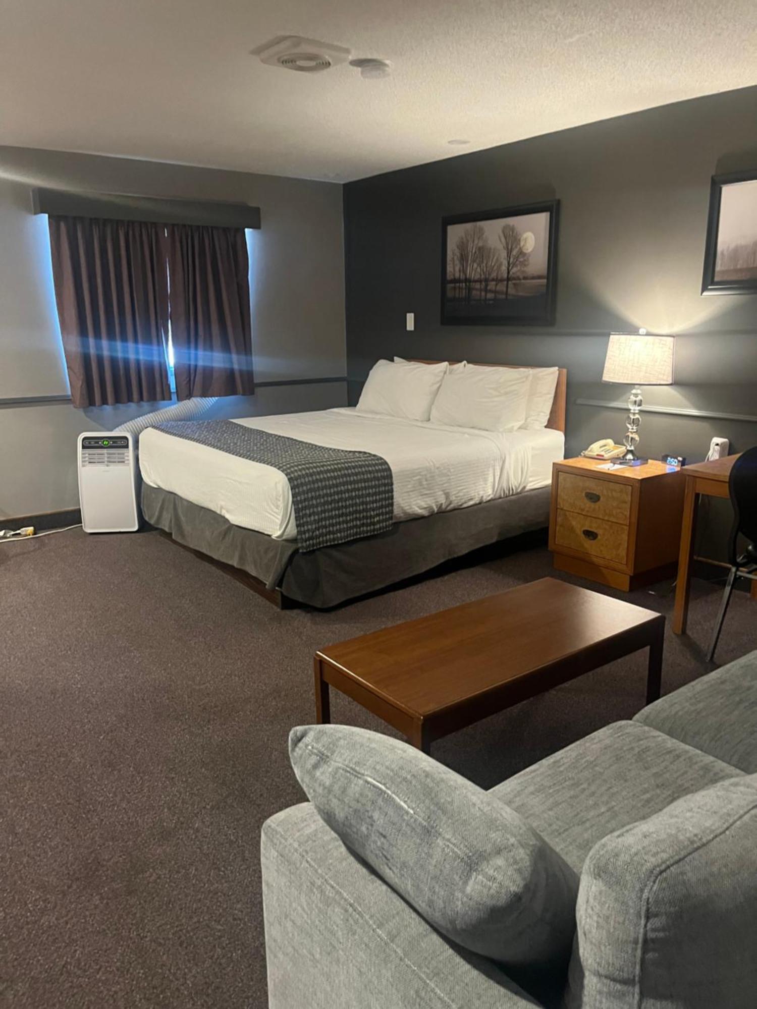 King Room with One King Bed - Non-Smoking