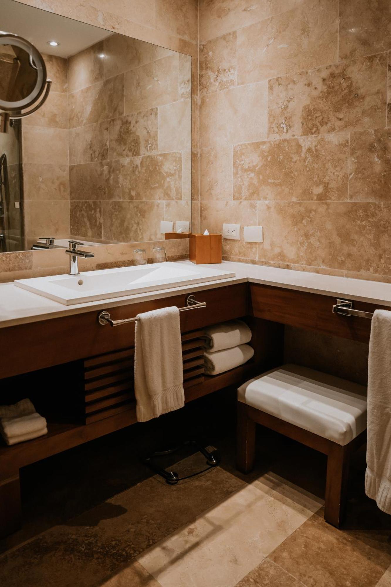 Deluxe Junior Suite Work & Play