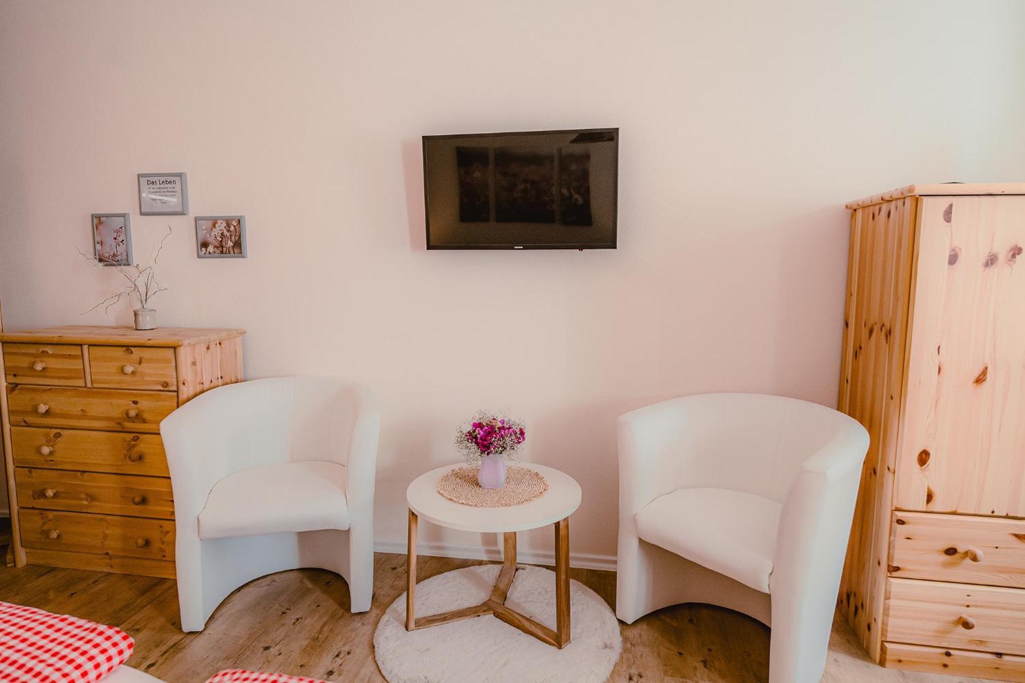 Dreibettzimmer mit Dusche