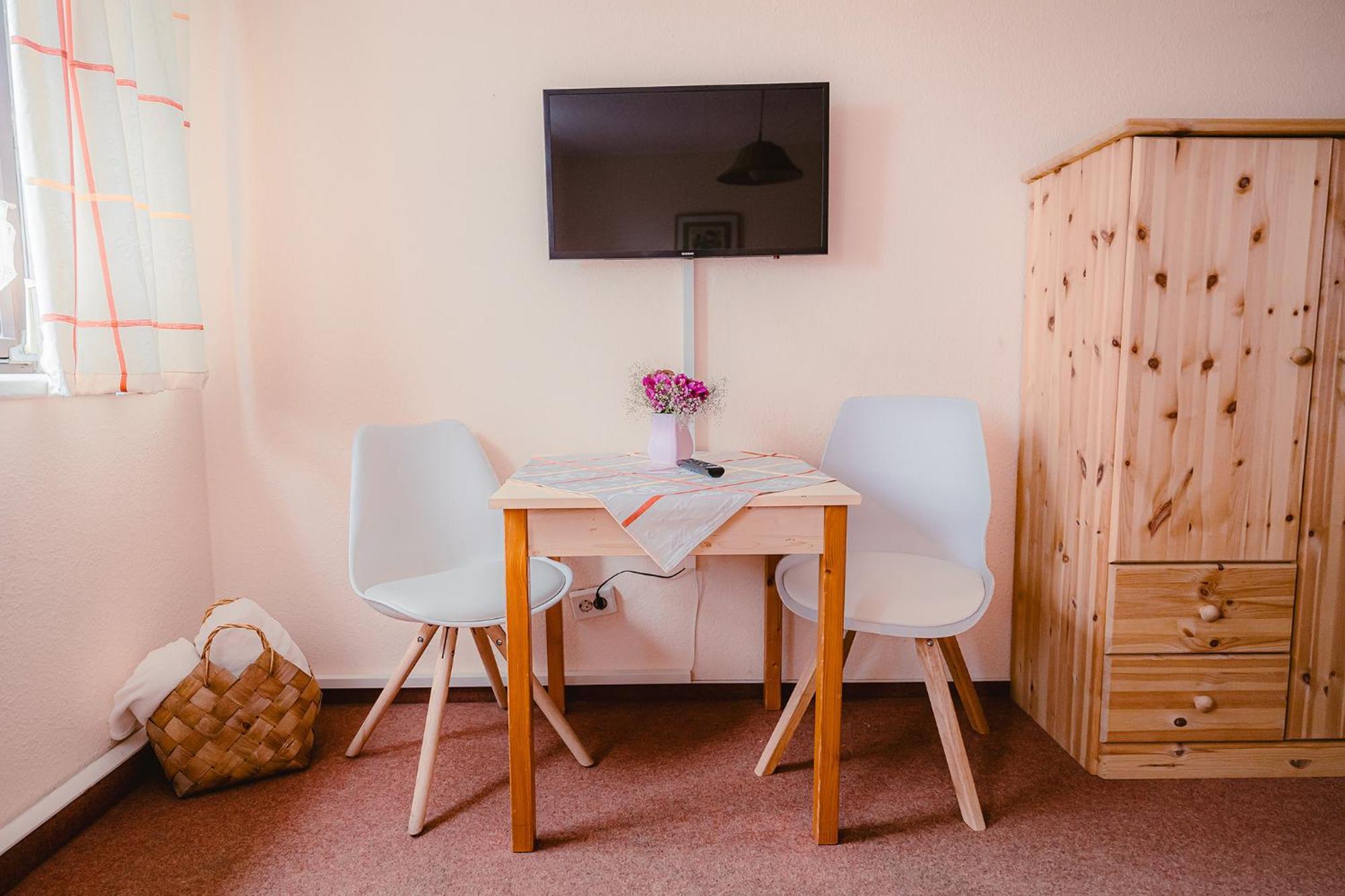 Zweibettzimmer mit Dusche