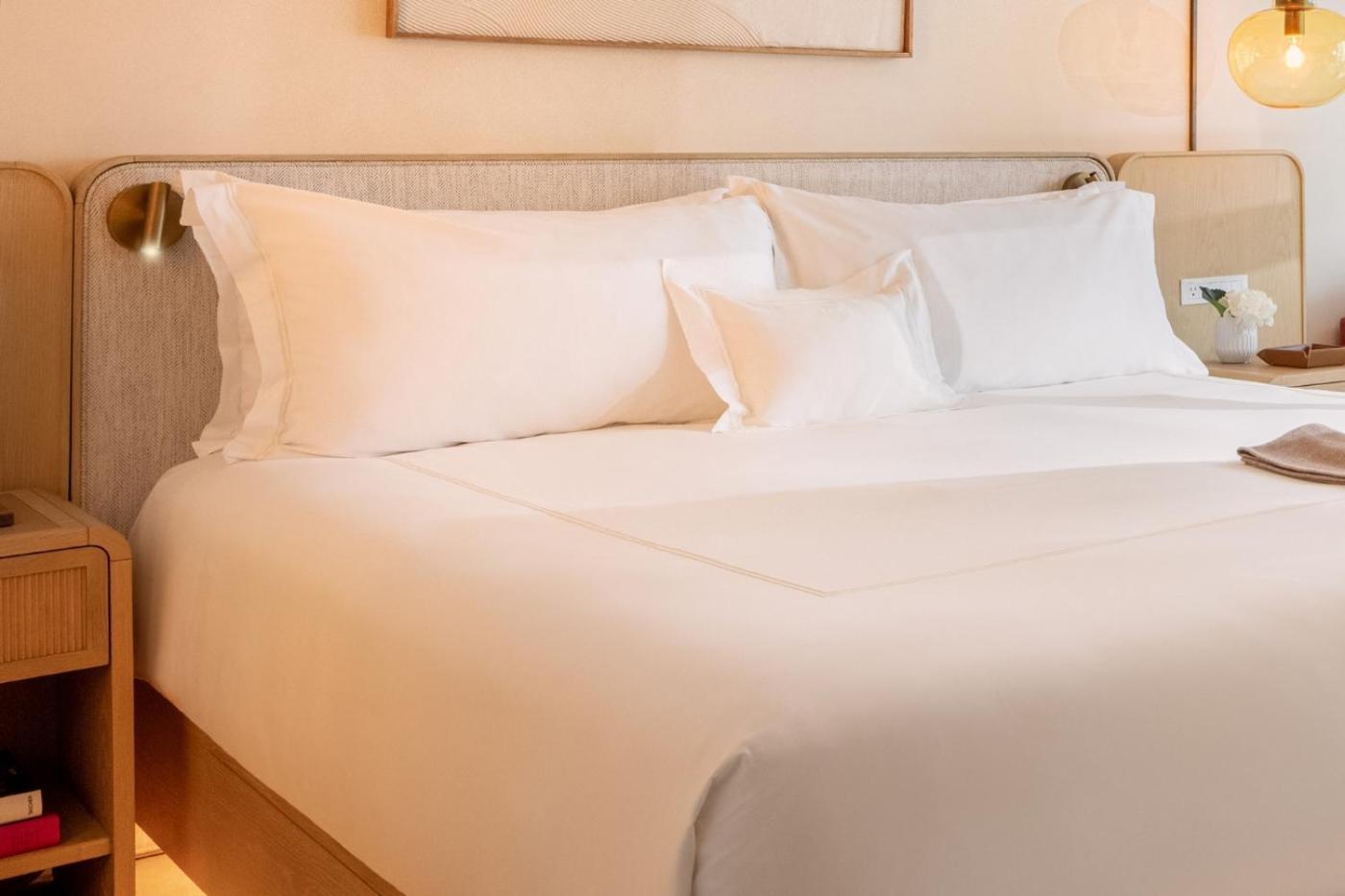 GUESTROOM KING BED