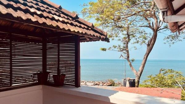 Deluxe Double Room with Side Sea View