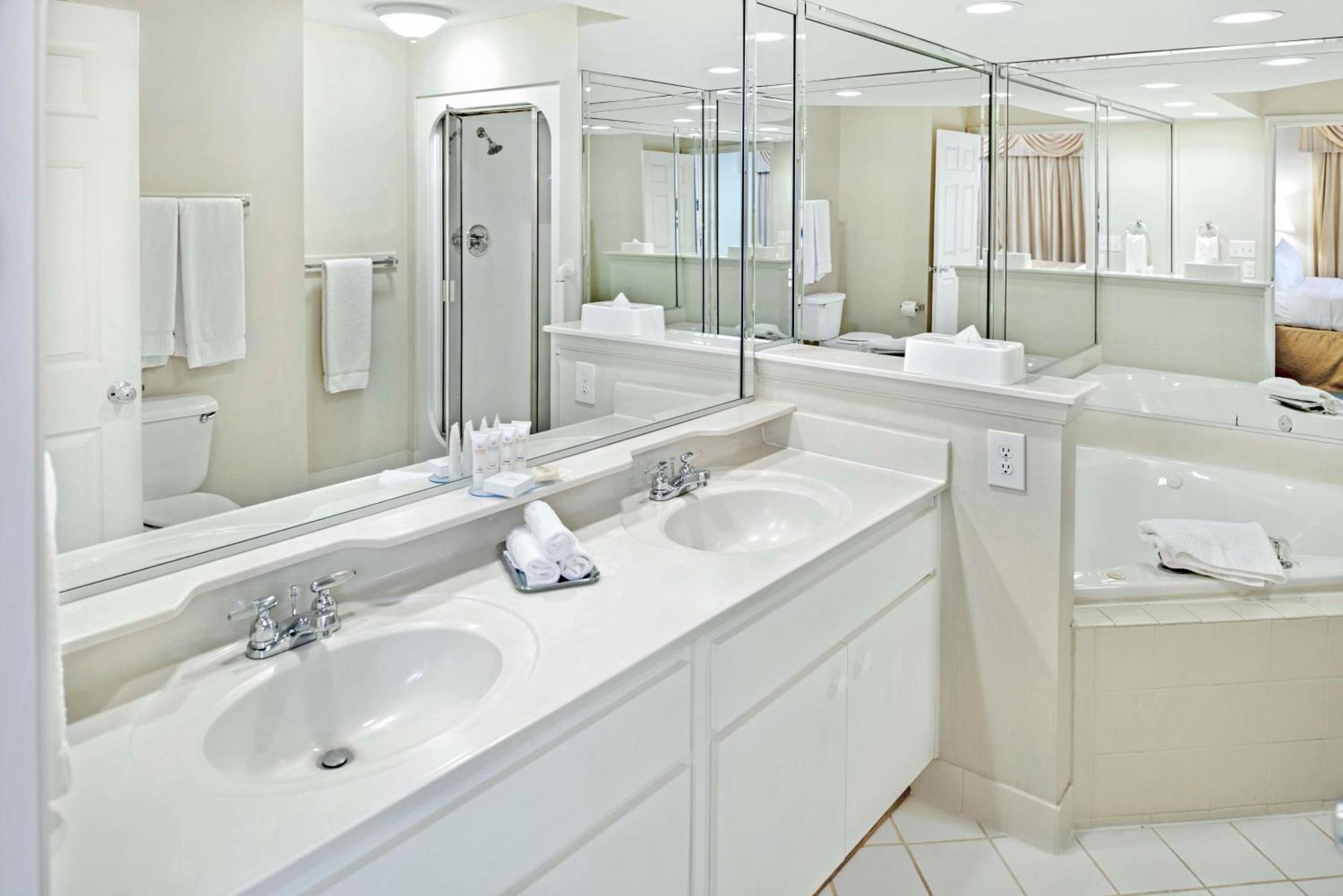 Two-Bedroom King/Queen or King/Two Twin Suite with Sofa Bed