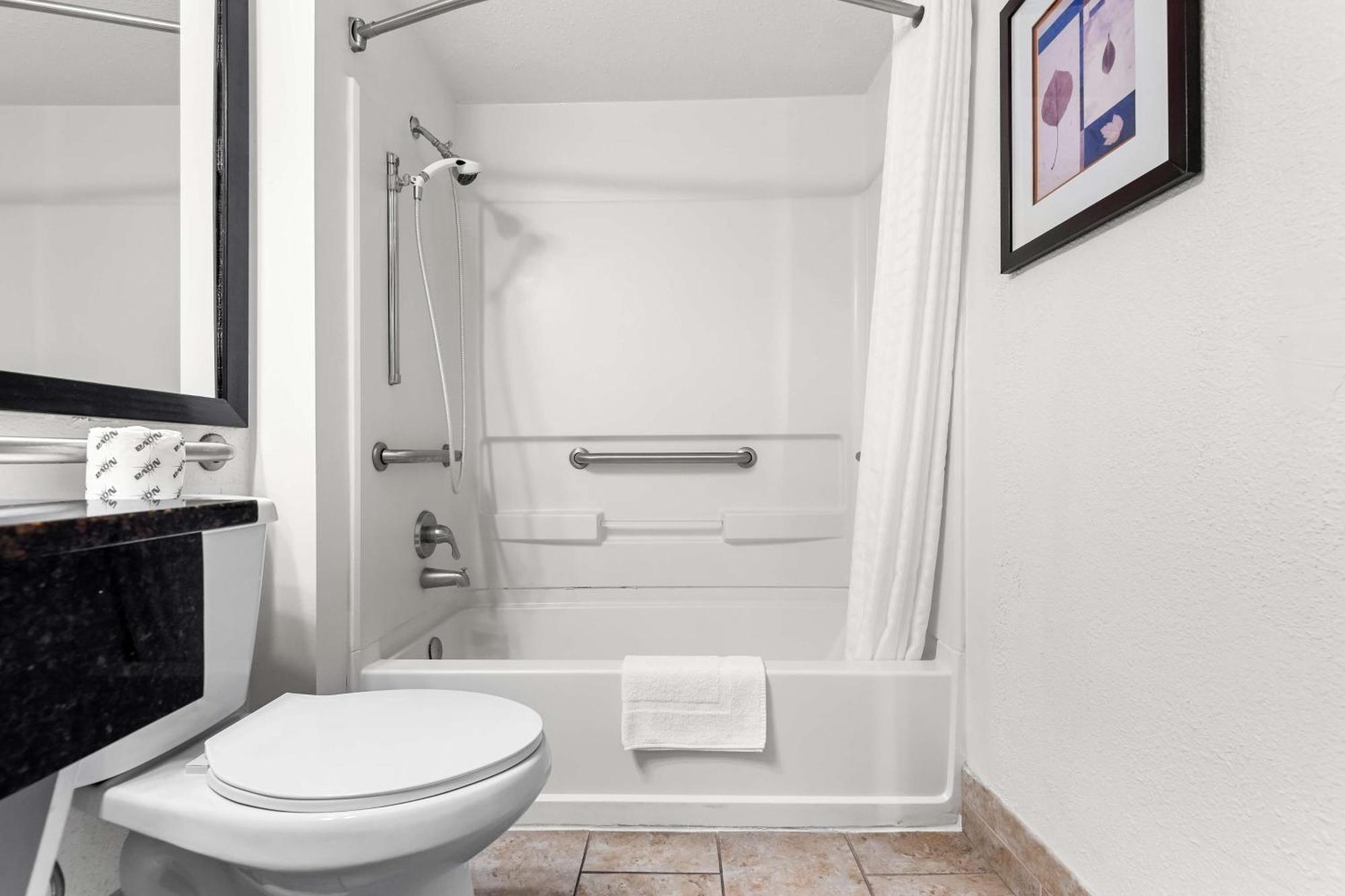 Double Room with Two Double Beds and Bath Tub - Mobility Access