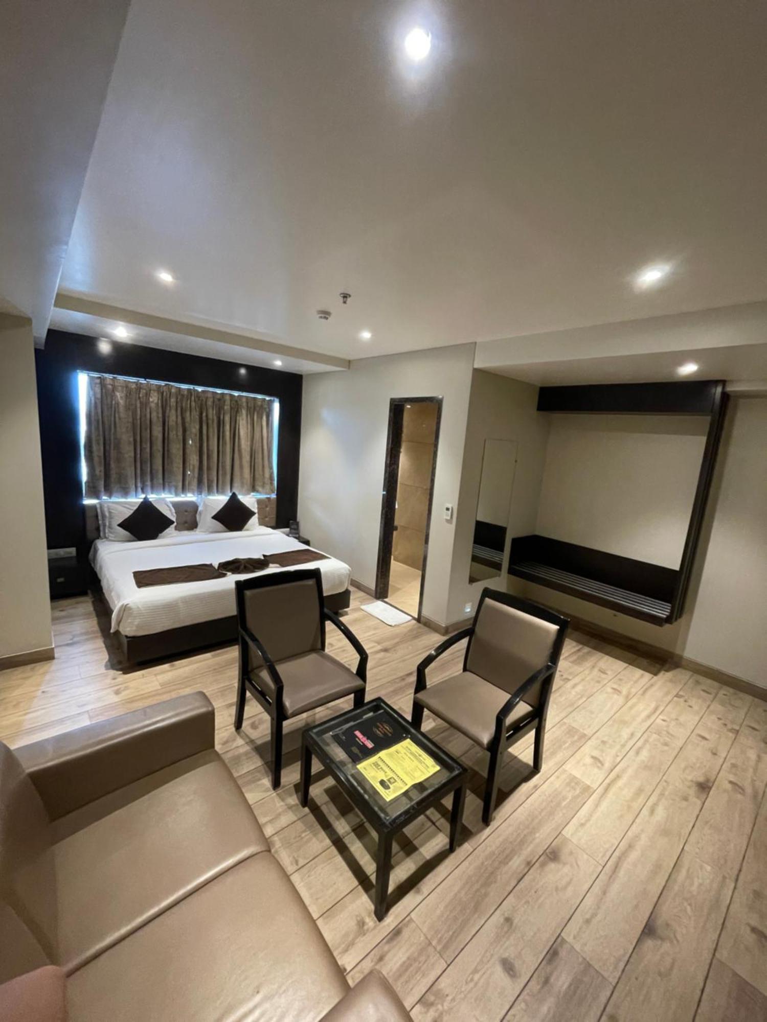 Deluxe King Room
