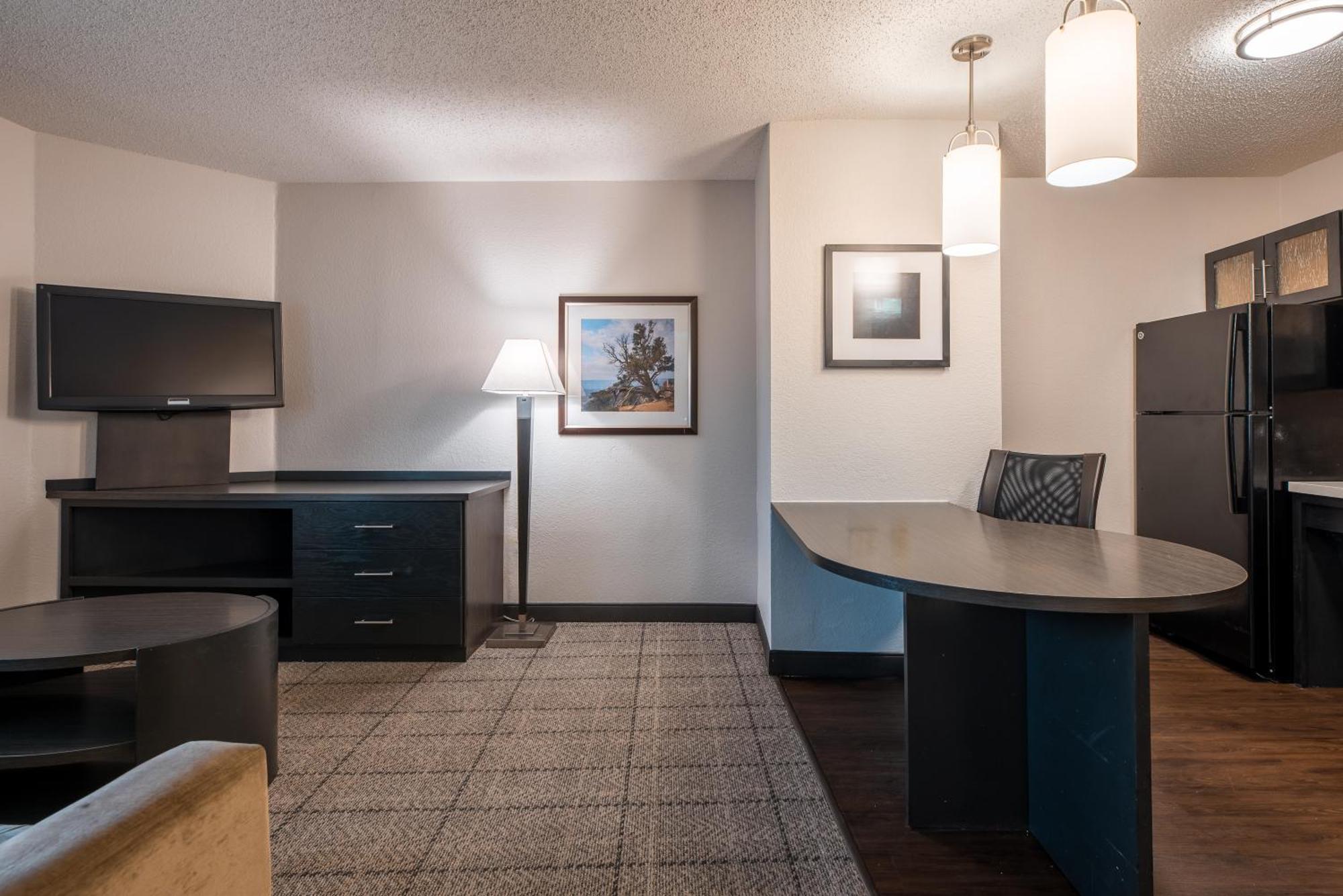One-Bedroom Queen Suite with Roll-In Shower - Mobility Accessible