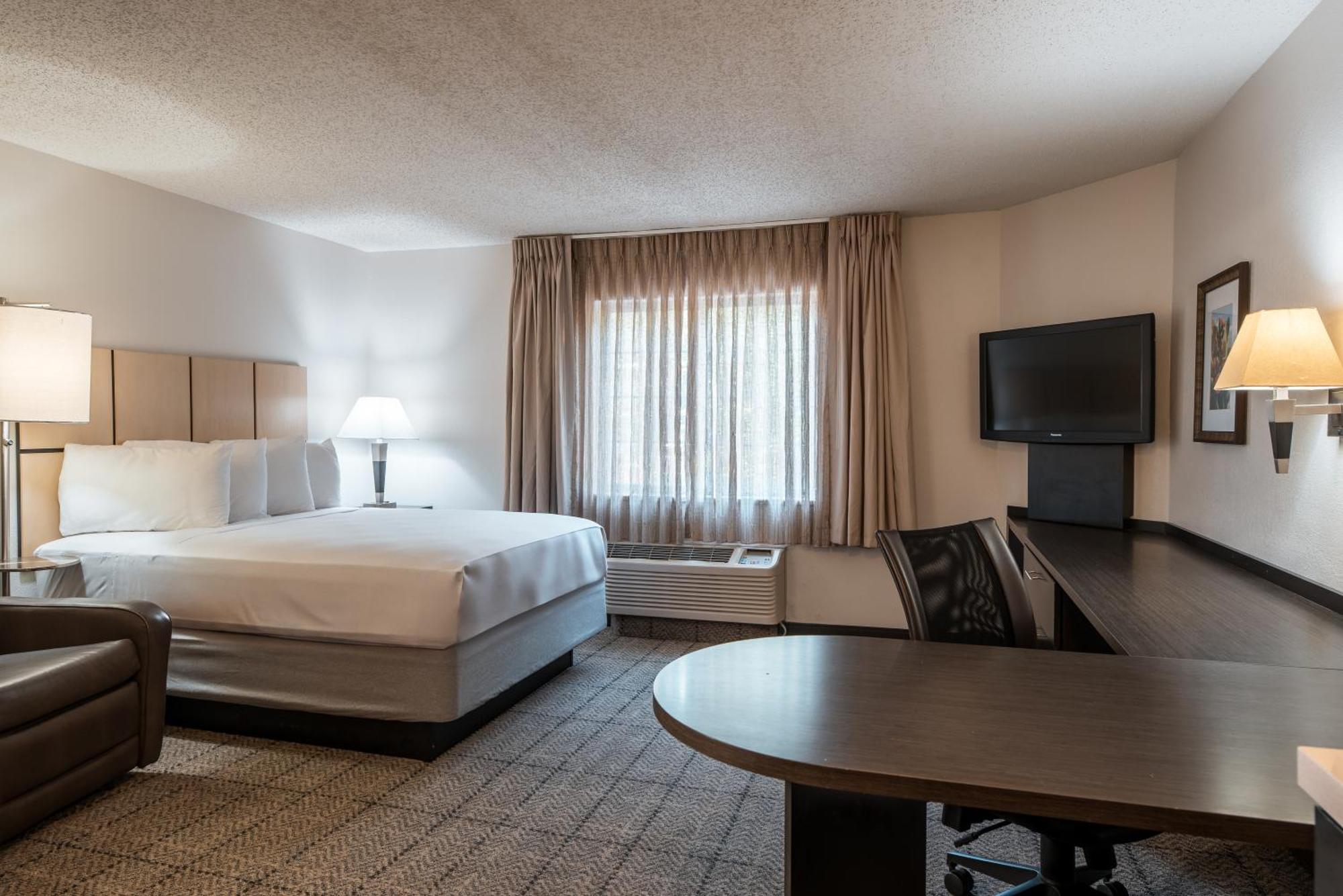 Queen Studio Suite with Bathtub - Mobility Accessible