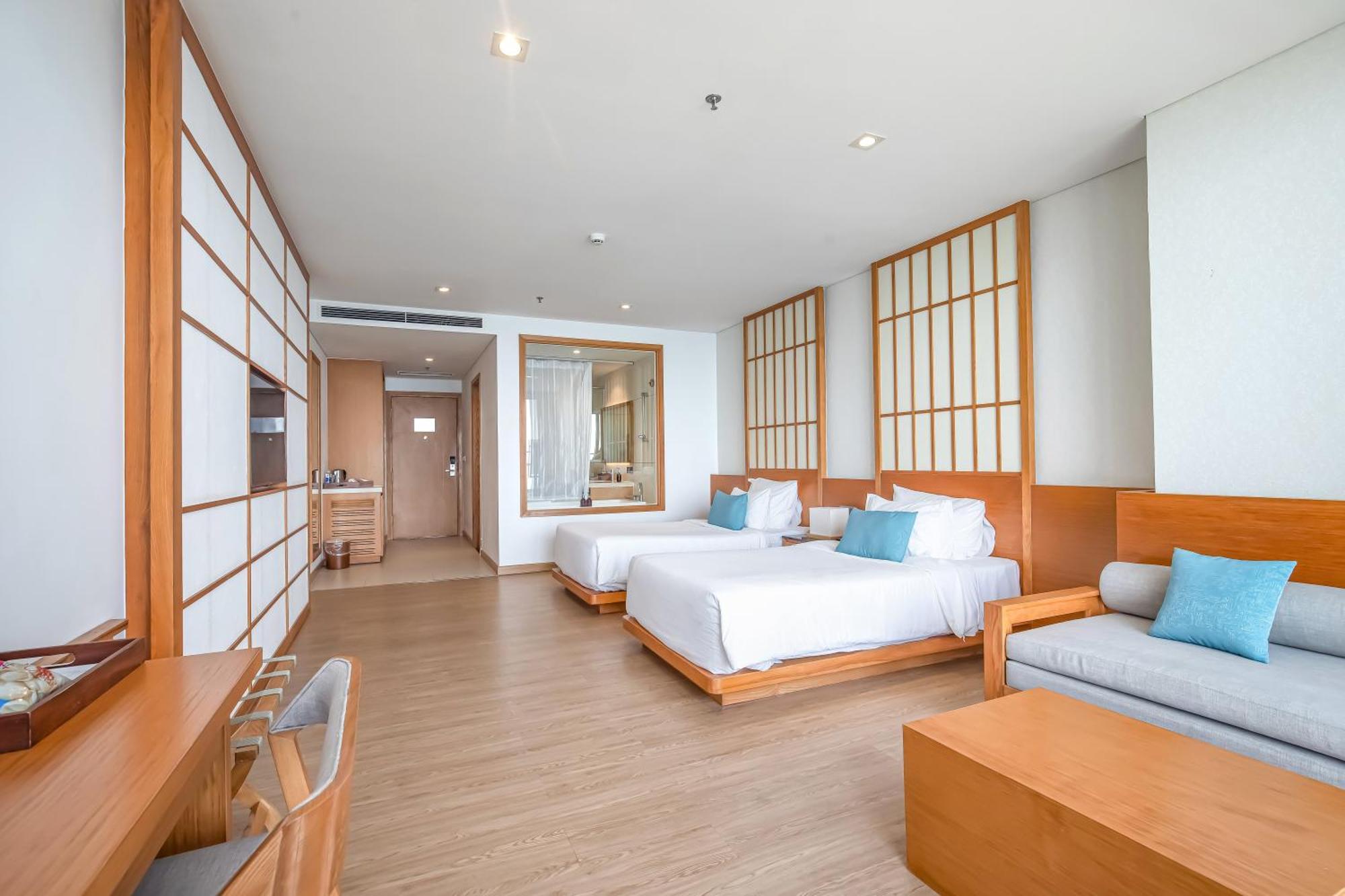 Premier Suite Twin Ocean View with Balcony and Bathtub