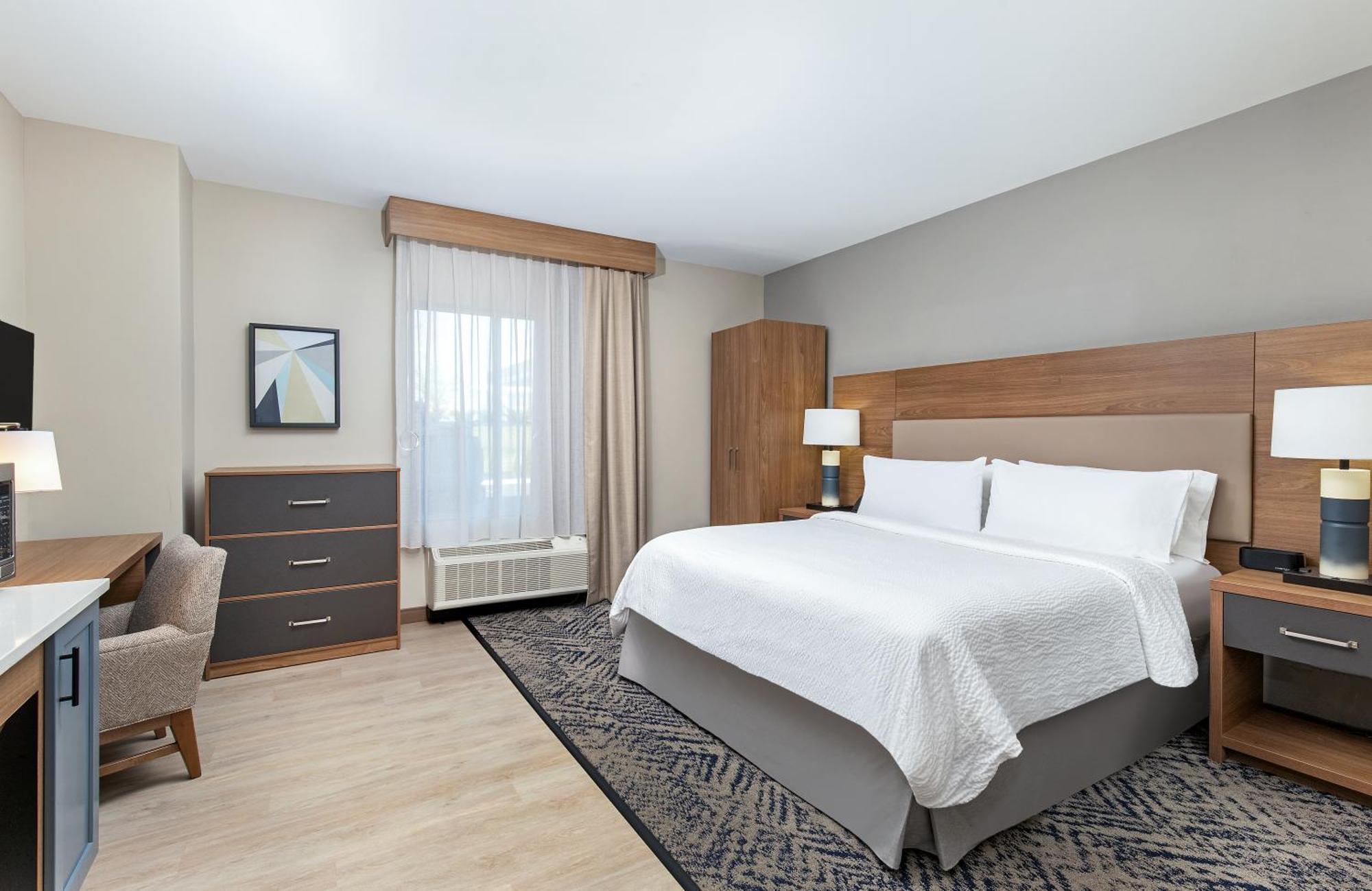 King Studio Suite with Mobility Accessible Roll-In Shower/Non-Smoking