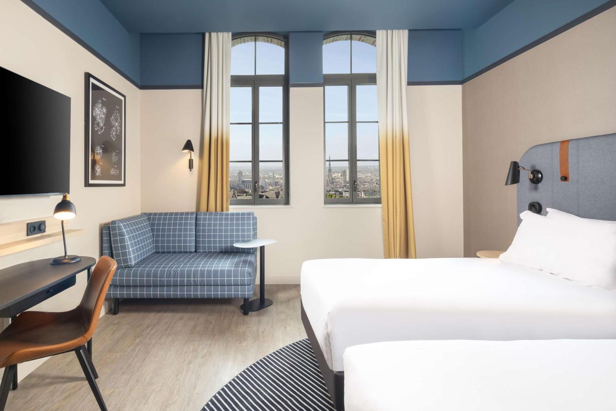 Deluxe Twin Room with Cathedral and City View