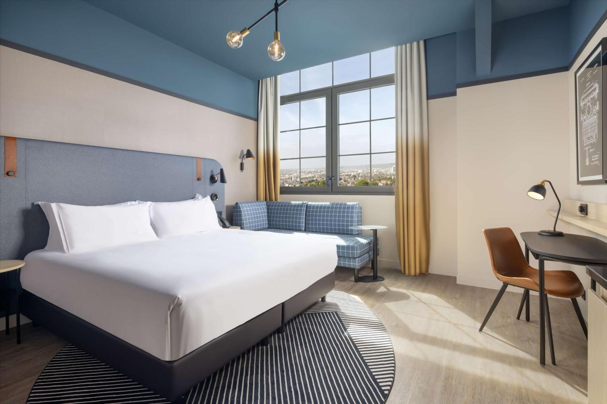 Deluxe King Room with City View