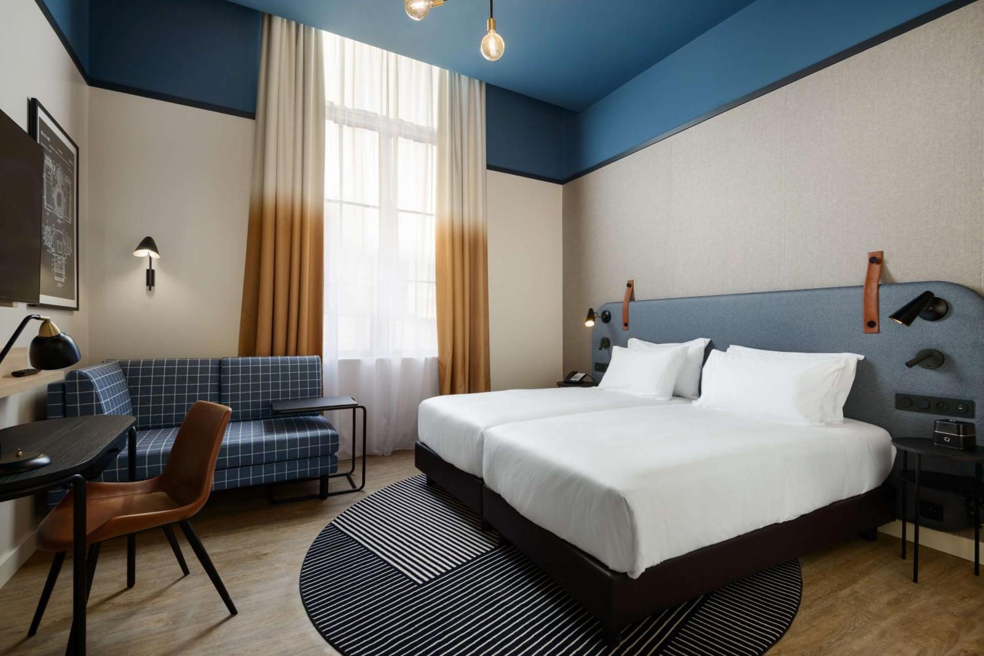 Twin Room with Roll-in Shower and Garden View - Disability Access