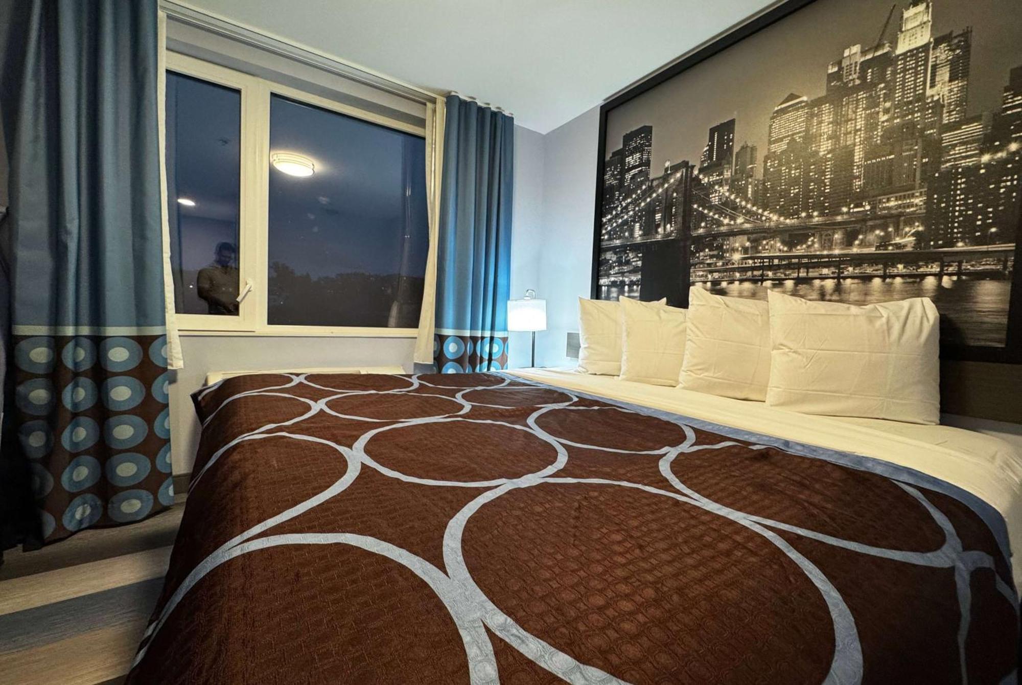 Quarto com Cama King-size e Chuveiro Acessível a Cadeirantes - Acesso para Hóspedes com Mobilidade Reduzida / Não Fumantes