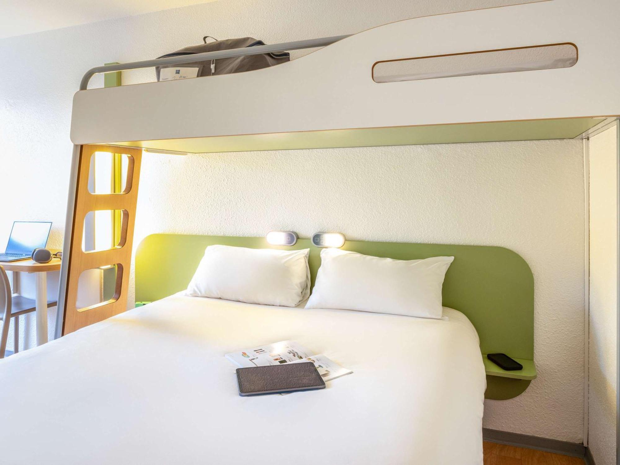 Driepersoonskamer met 1 Tweepersoonsbed en 1 Stapelbed