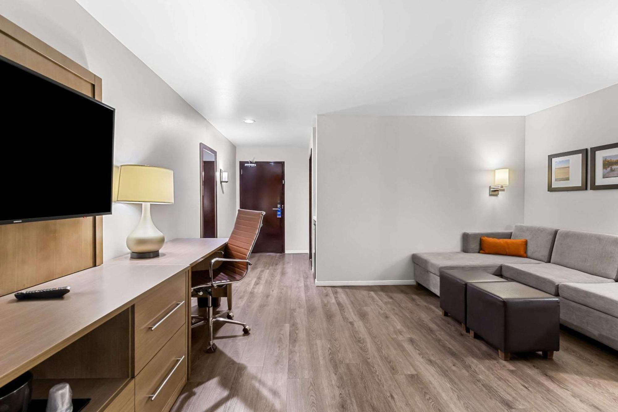 Superior Queen Suite with Sofa Bed - Non-Smoking