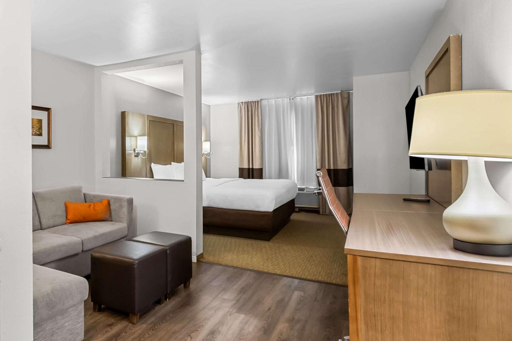 Queen Suite with Two Queen Beds and Sofa Bed - Non-Smoking