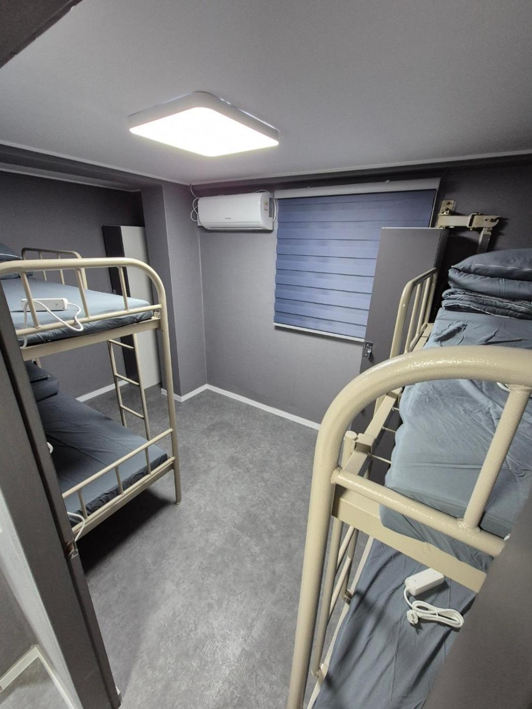 Tweepersoonskamer met 2 Aparte Bedden en Eigen Badkamer