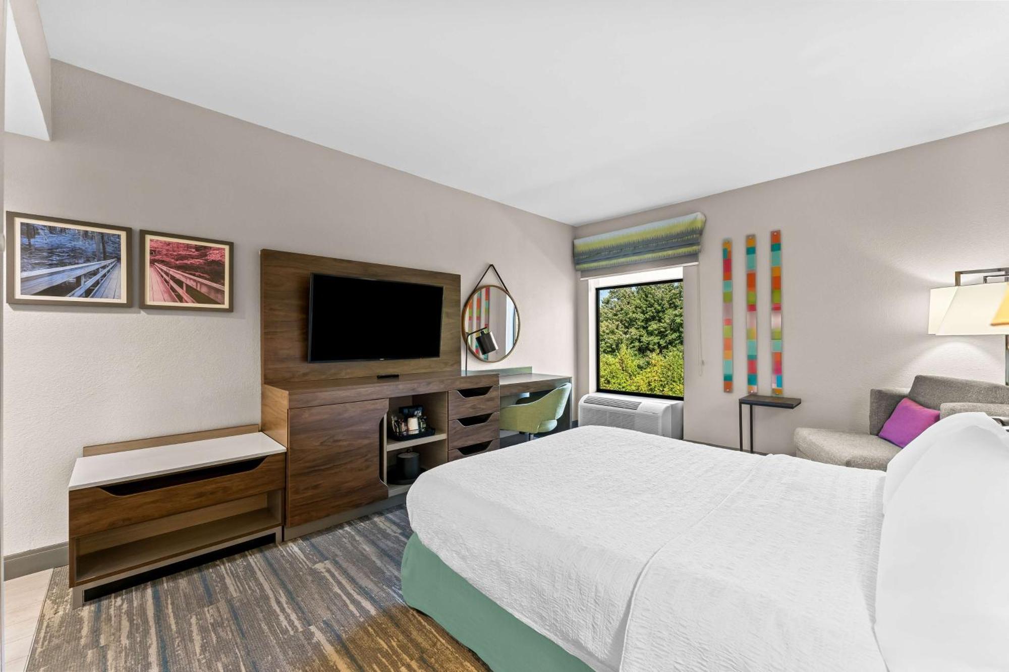 Queen Room with Mobility Access/Non-Smoking